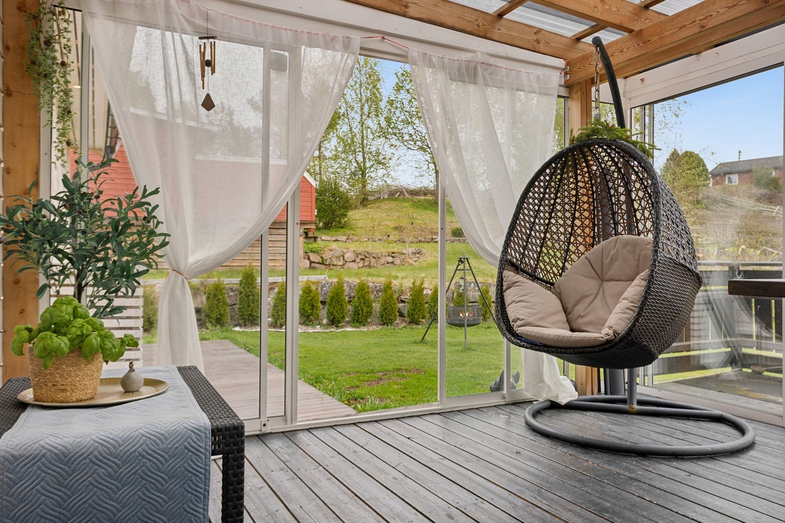 Direkte utgang til hagen fra terrassen. Galleribilde