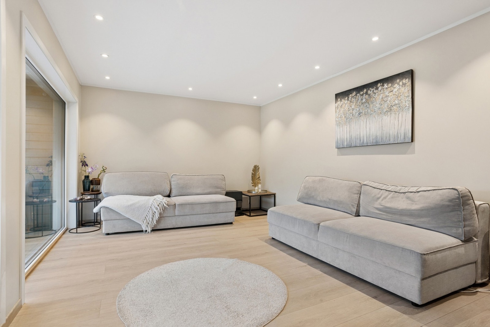 Stuen har god plass til sofagruppe og annet møblement. Galleribilde