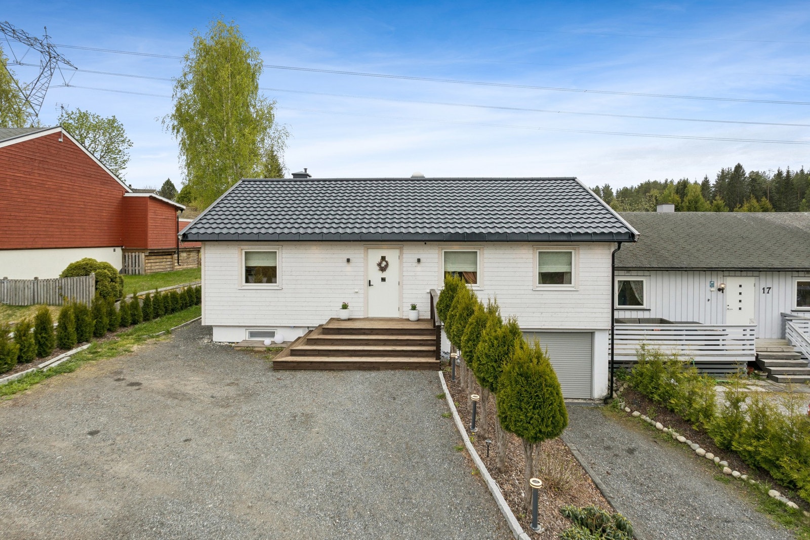 En romslig gårdsplass med fin plass til parkering, samt parkering i garasje. Galleribilde