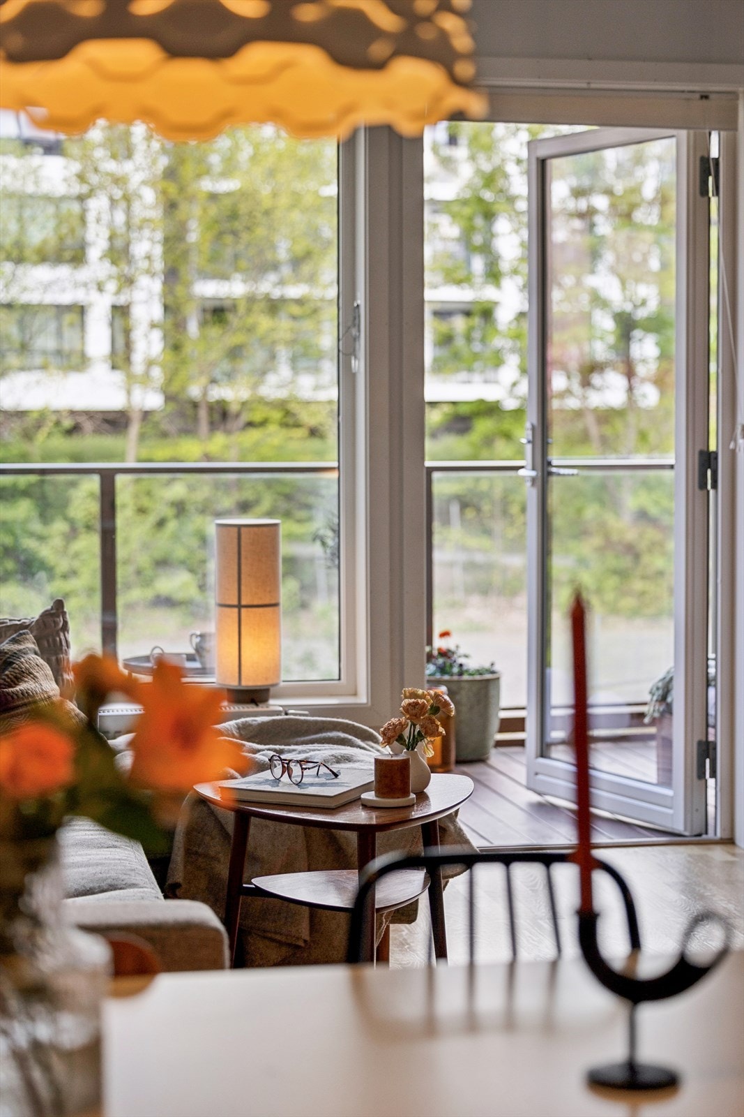 Gjennomgående parkett på gulv og malte, slette vegger gir et helhetlig inntrykk. Galleribilde