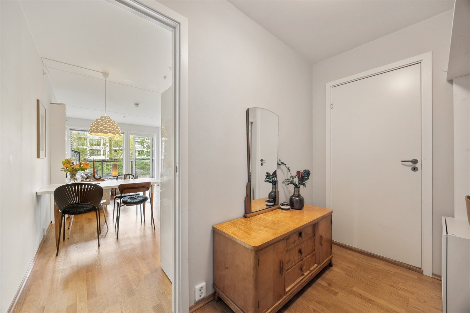 Entréen har plass til oppbevaring av yttertøy og sko. Galleribilde