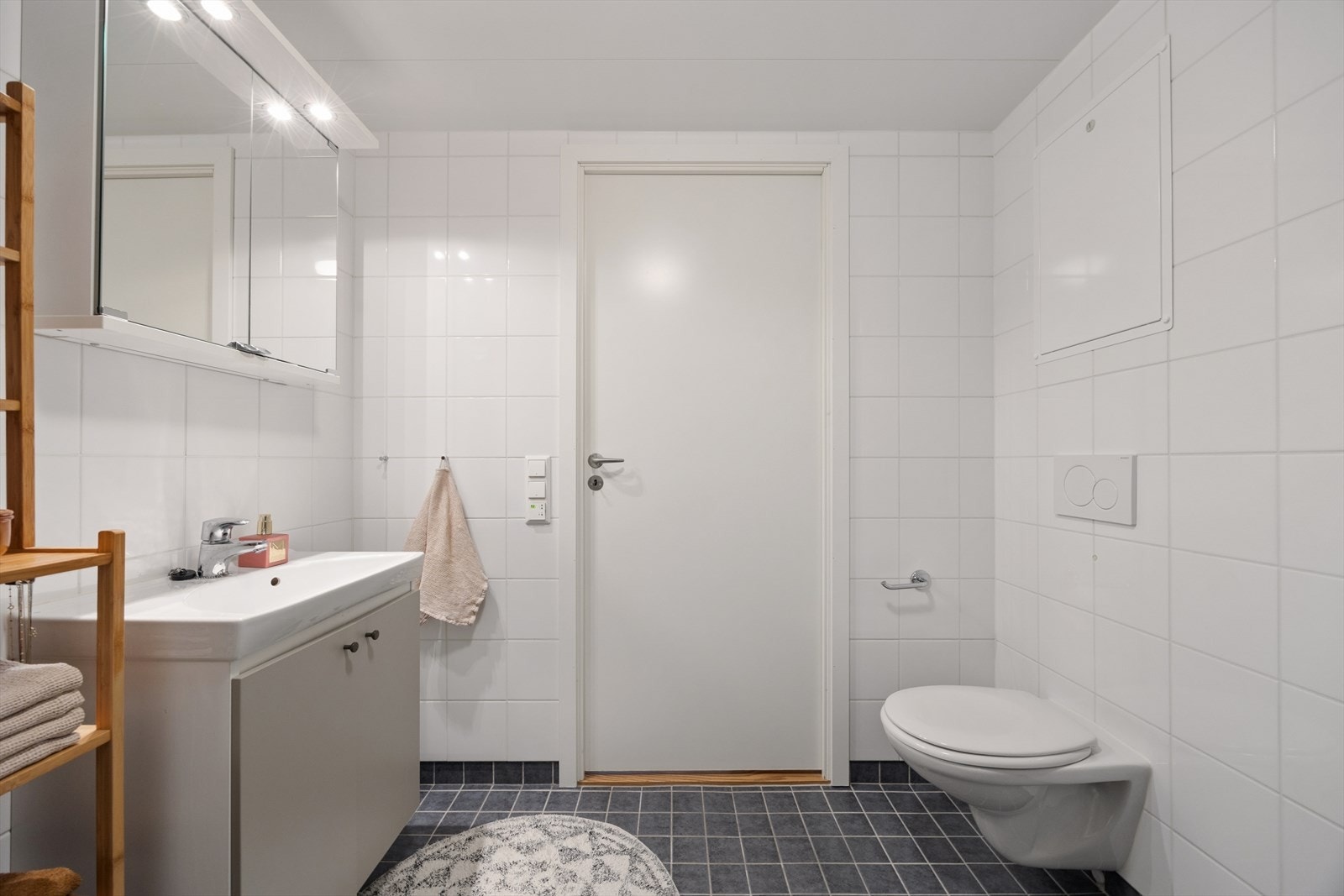 Badet er utstyrt med vegghengt toalett og har mekanisk avtrekk. Galleribilde