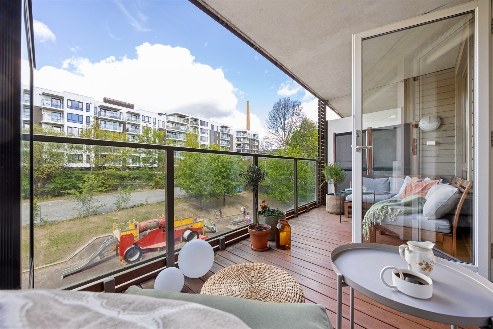Balkongen har god plass til en sittegruppe og vender ut mot rolige fellesarealer. Galleribilde