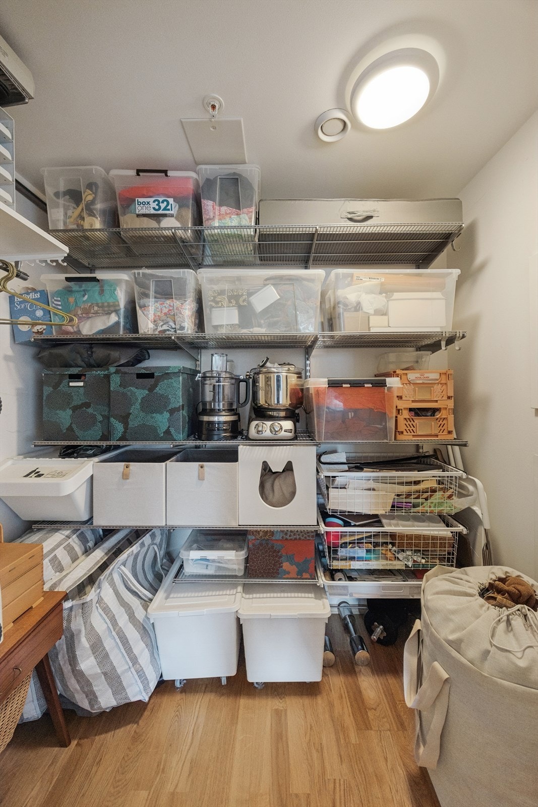 En praktisk innvendig bod, som fungerer som walk-in-garderobe, gir utmerket oppbevaring. Galleribilde