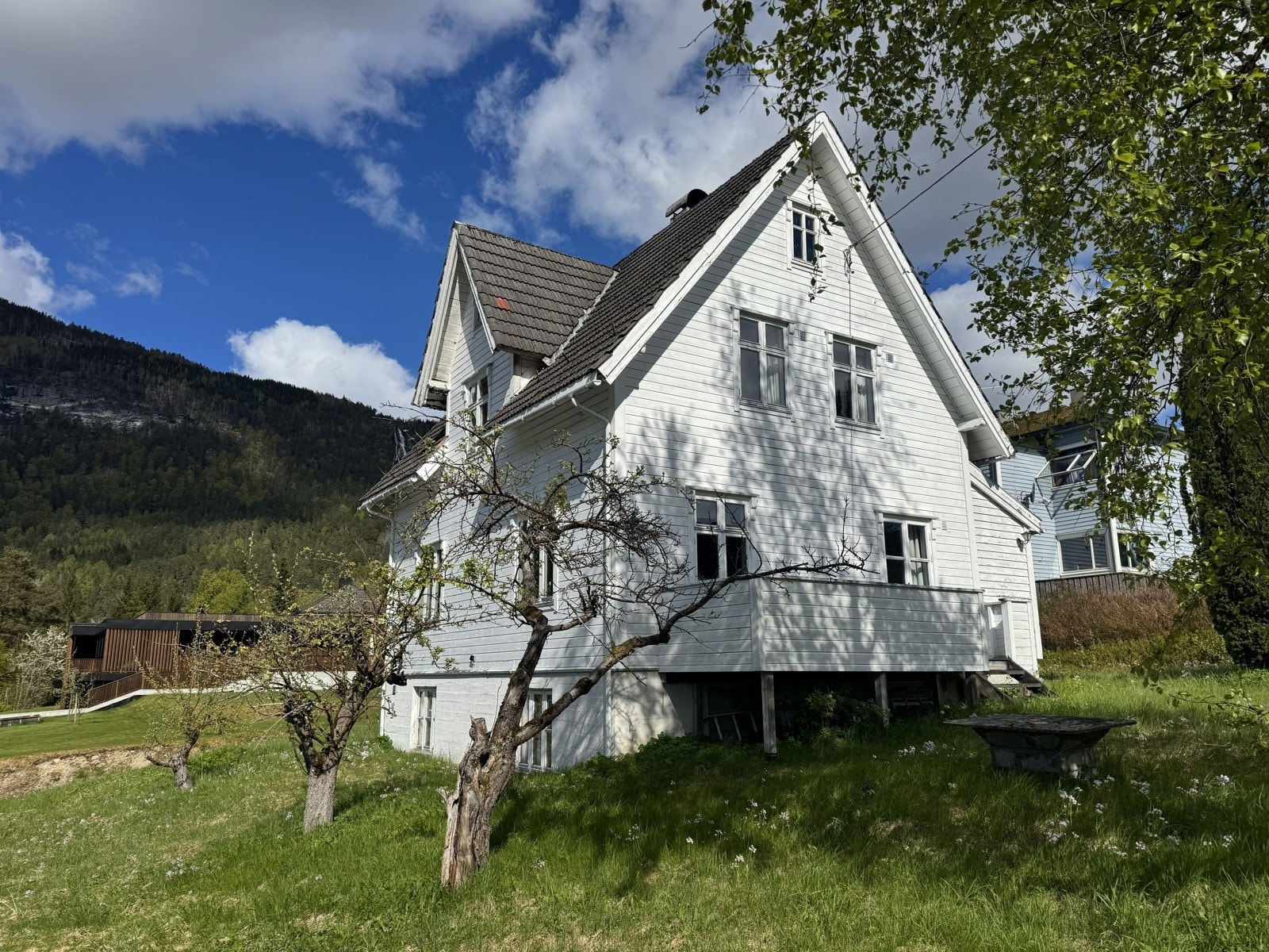 Eldre og sjarmerande bustadhus med romsleg tomt og flott utsikt Galleribilde