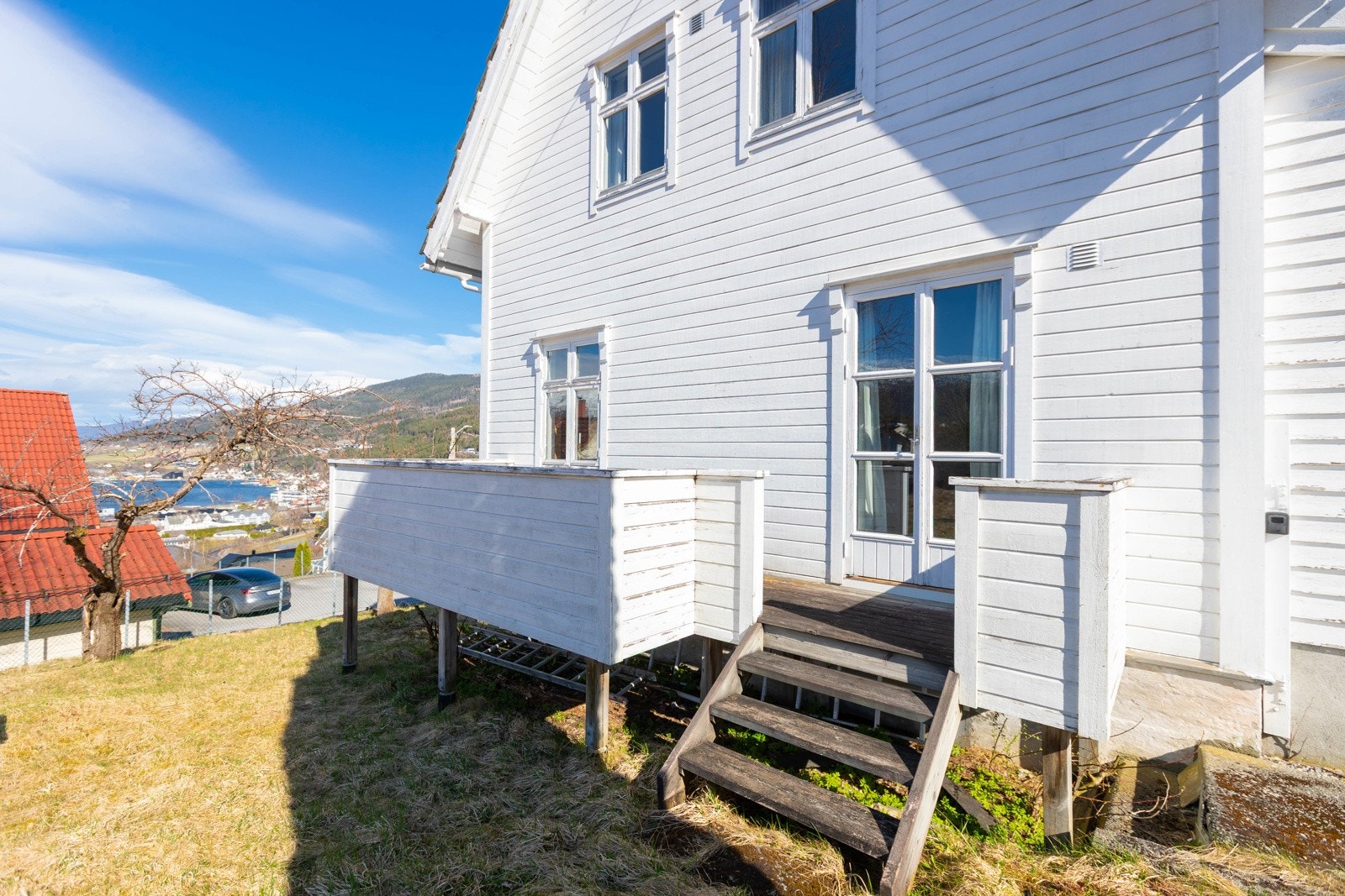 Fasade mot sør med solrik terrasse Galleribilde