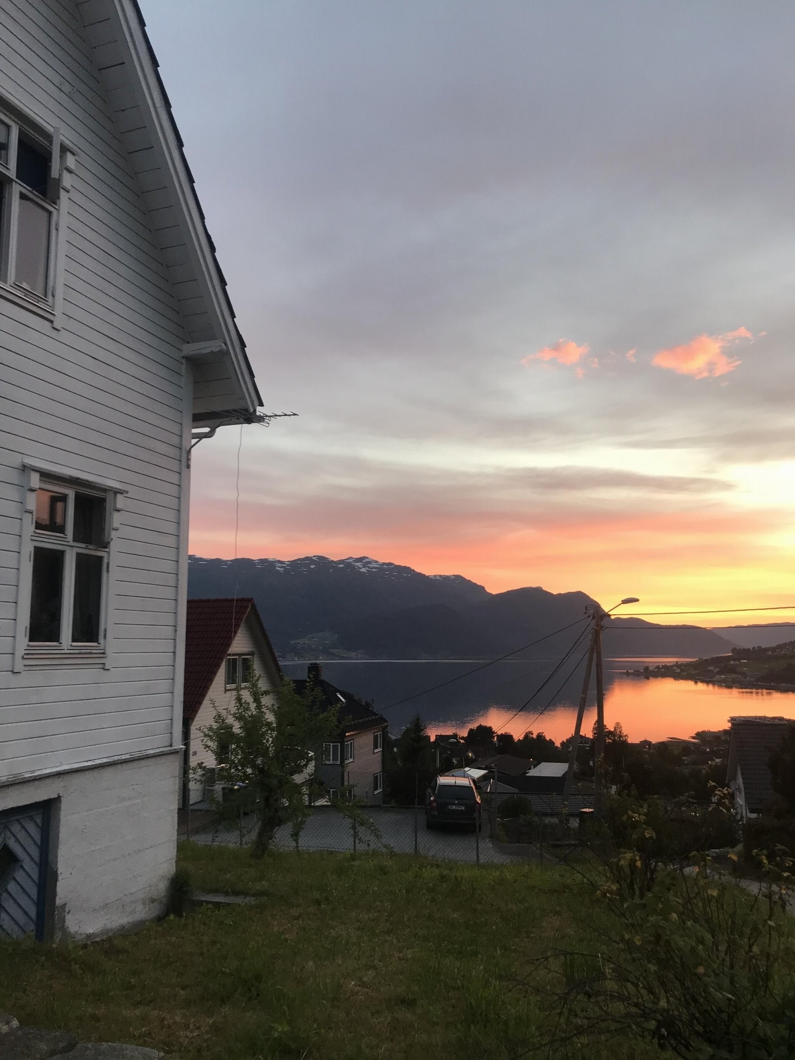 Frå eigedomen kan ein nyte fine solnedgangar sommarstid Galleribilde