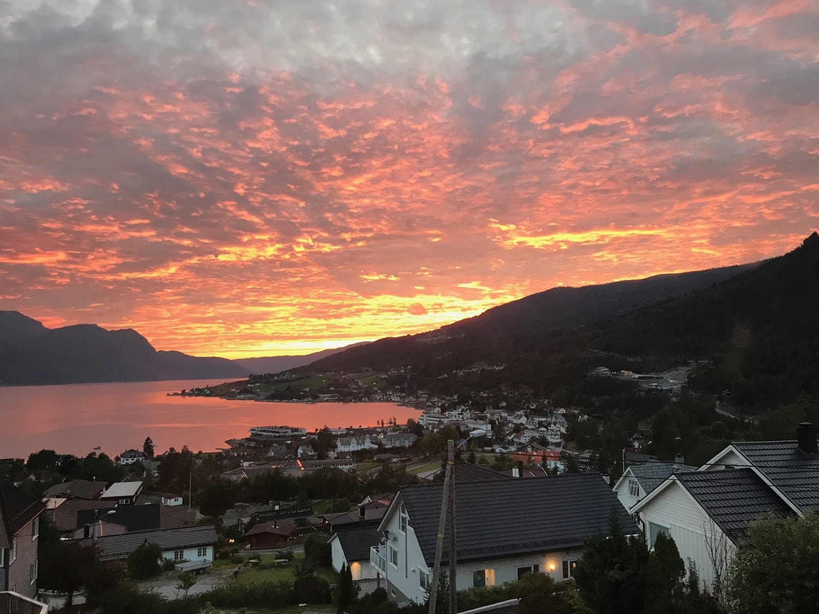 Utsikt mot fjorden med solnedgang Galleribilde