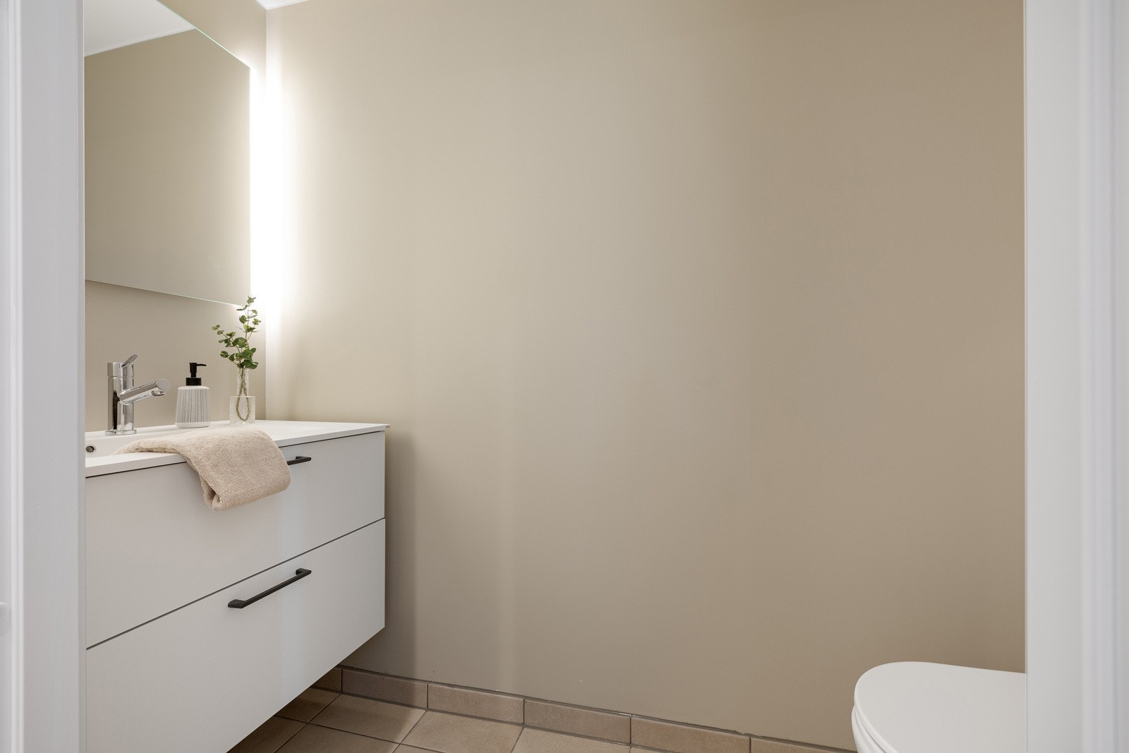 Eget gjeste-WC - en kjærkommen luksus i hverdagen (obs: foto er av speilvendt naboenhet - avvik kan forekomme). Galleribilde