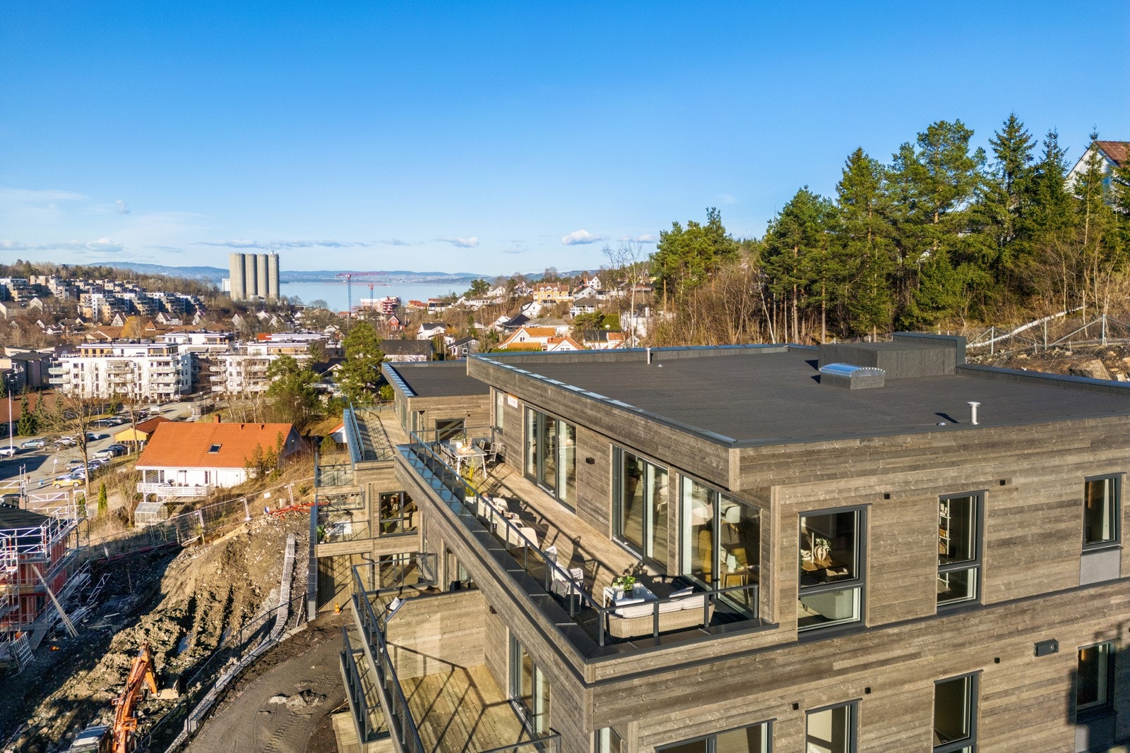 Vesthellingen sett ovenfra - moderne arkitektur i naturskjønne omgivelser. Galleribilde
