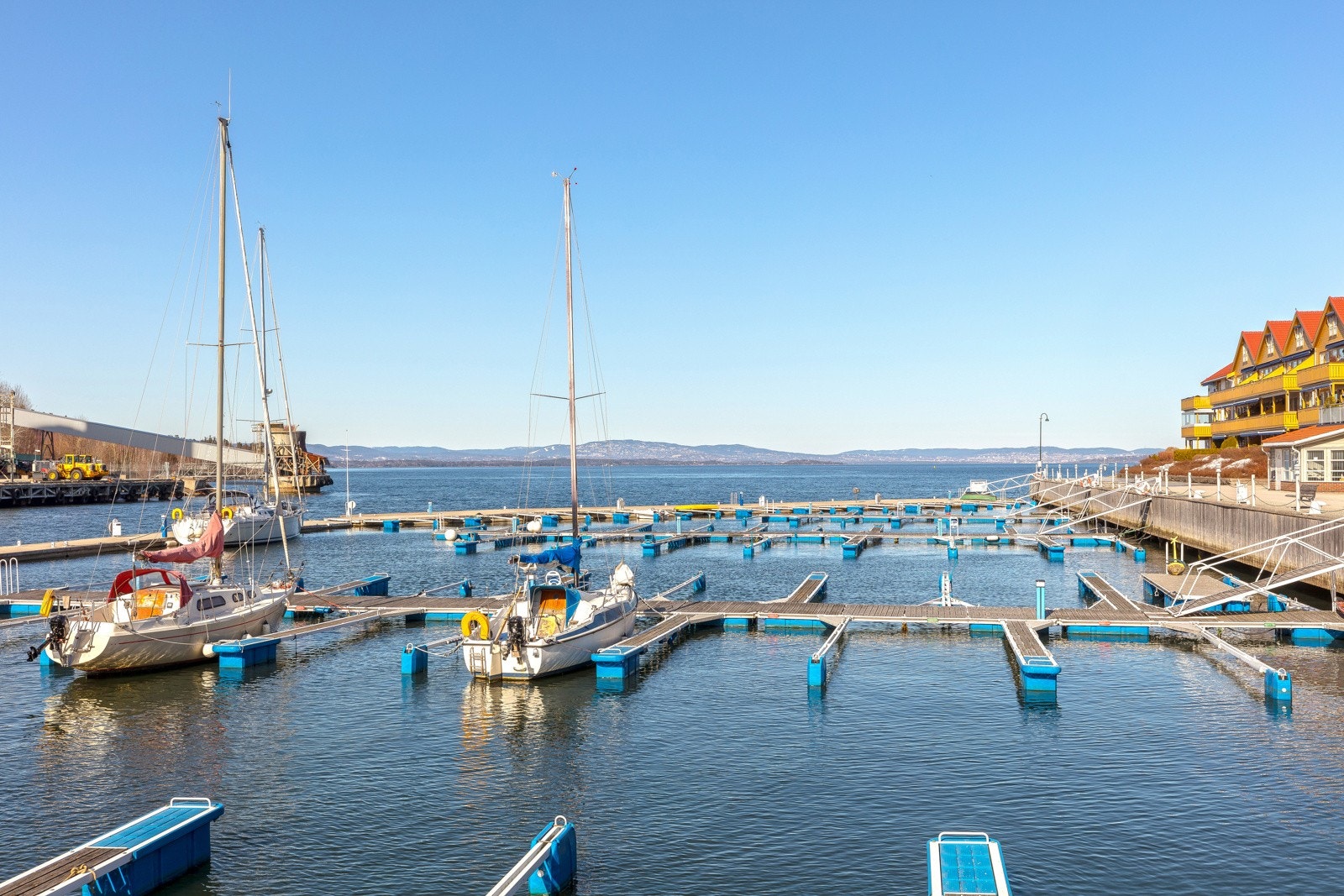 Aktivt båtmiljø med marina og gjestehavn. Galleribilde