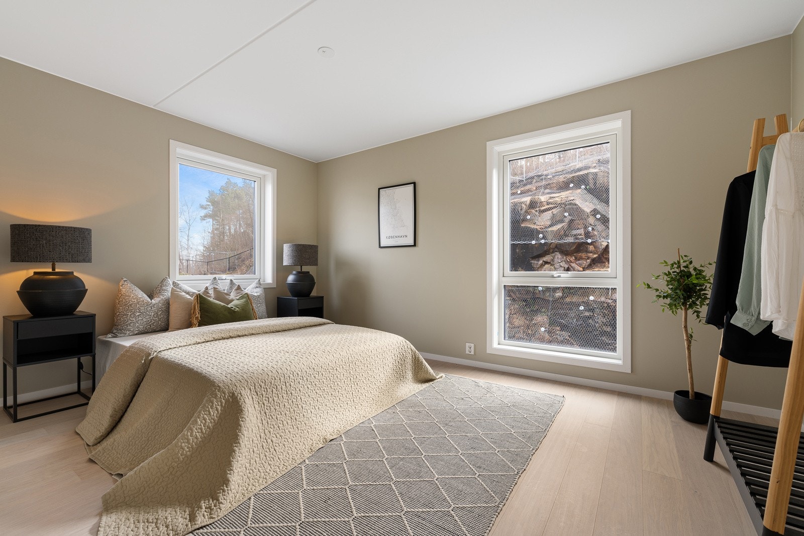 Lyst hovedsoverom med to vinduer og rolige omgivelser (obs: foto er av speilvendt naboenhet - avvik kan forekomme). Galleribilde