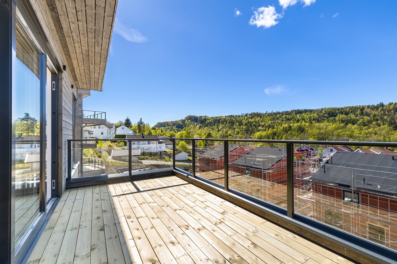 Terrassen har en vidstrakt utsikt og gode solforhold på ettermiddag og kveld. Galleribilde