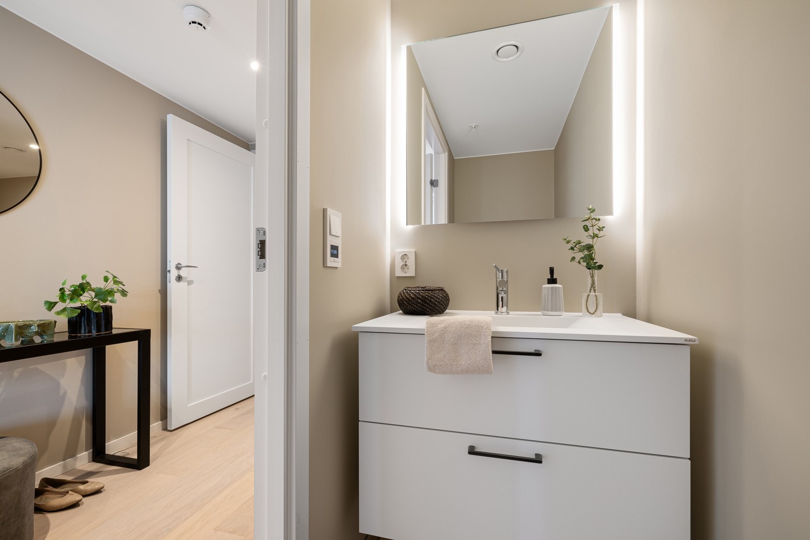 Praktisk gjeste-WC med servant, speil og diskret innredning (obs: foto er av speilvendt naboenhet - avvik kan forekomme). Galleribilde