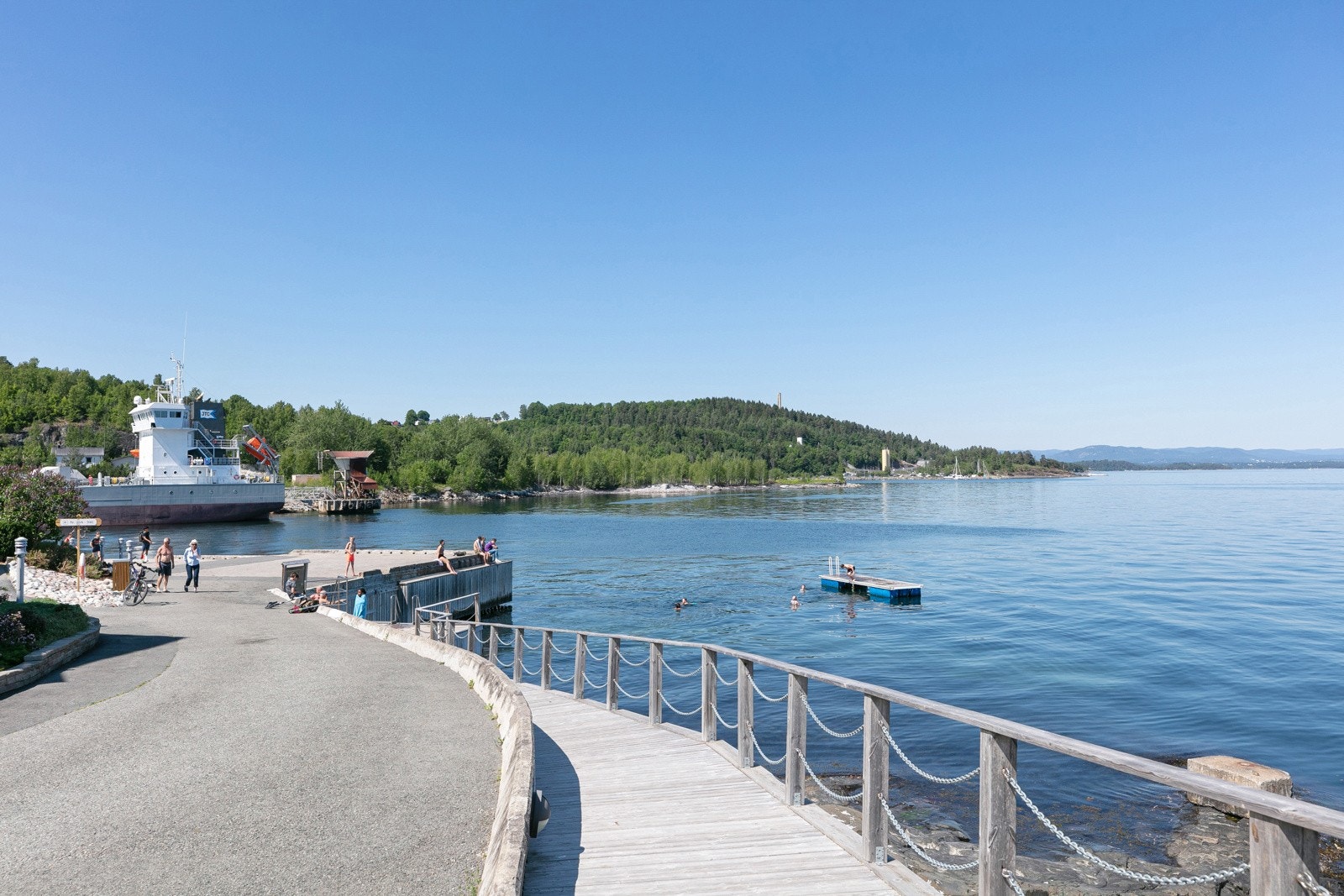 Kyststi langs Oslofjorden med båtliv og populære turstier. Galleribilde