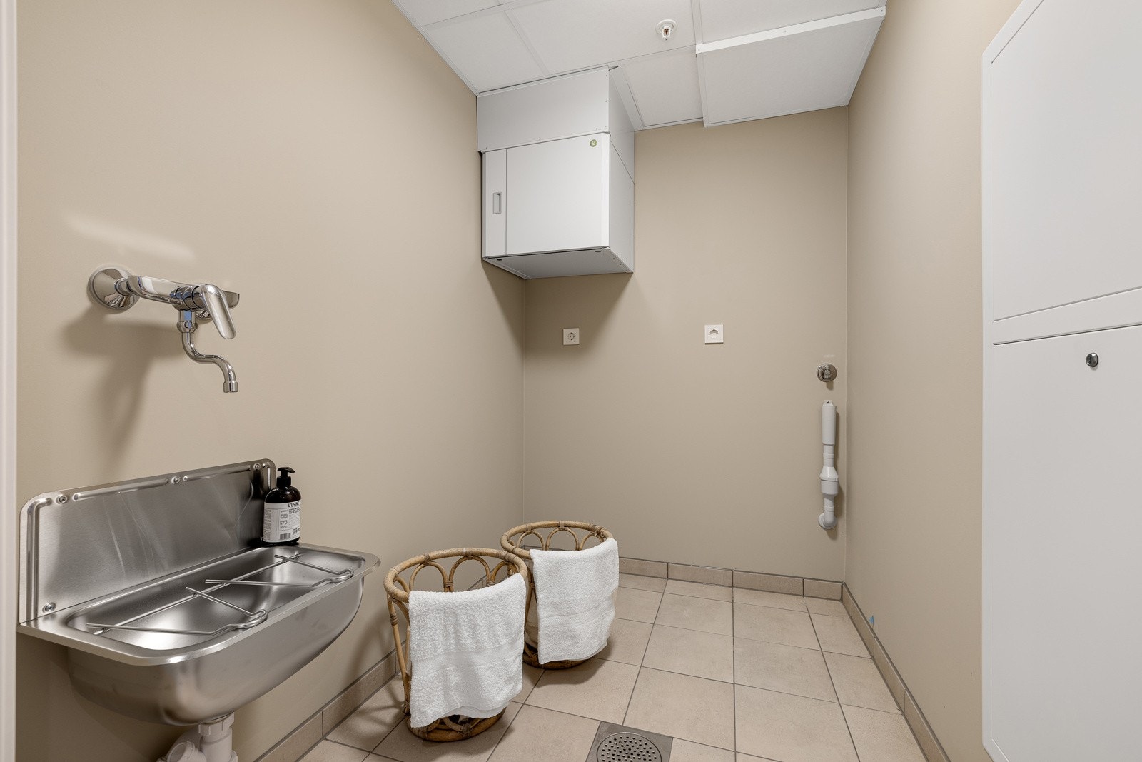 Eget vaskerom med utslagsvask og opplegg for vaskemaskin - praktisk i hverdagen (obs: foto er av speilvendt naboenhet - avvik kan forekomme). Galleribilde