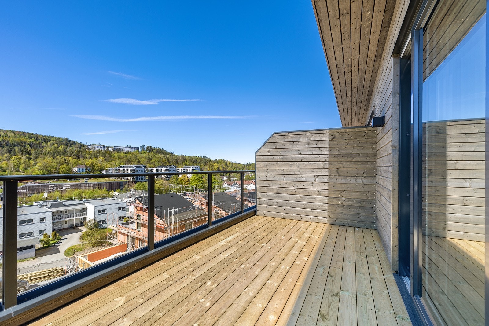 Stor terrasse med plass til å innrede spisebord, grill og lounge. Galleribilde