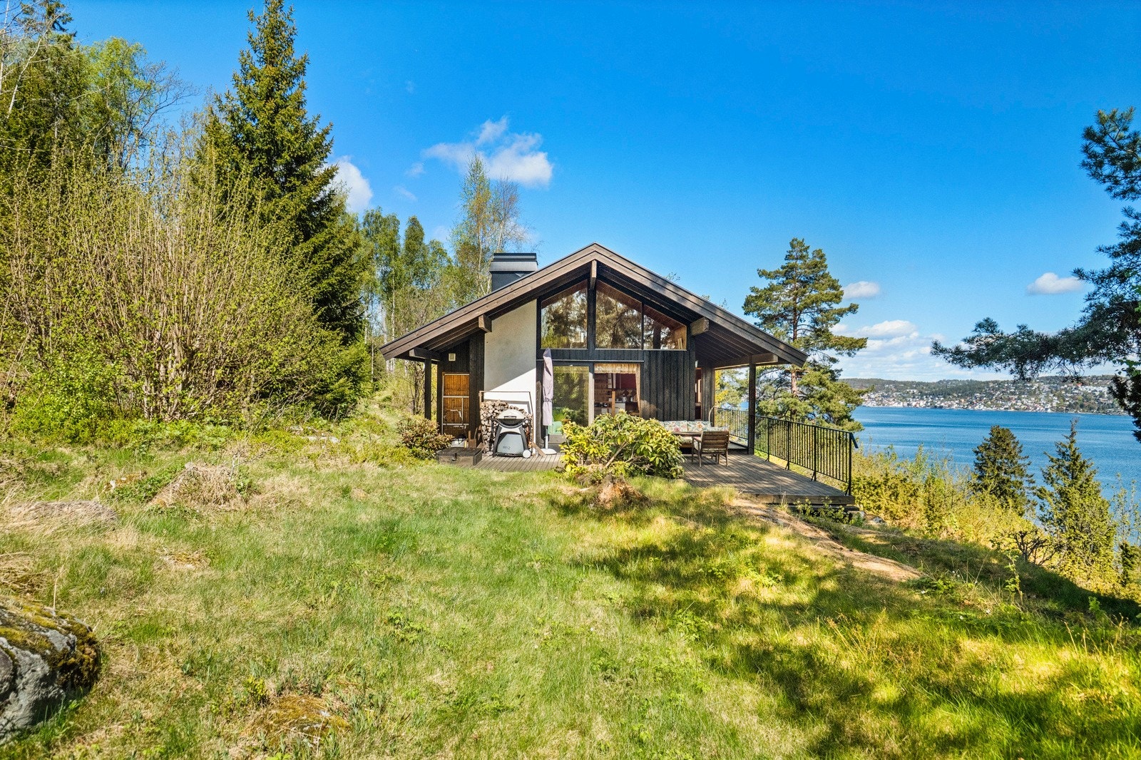 Sjarmerende fritidseiendom i naturskjønne omgivelser. Galleribilde