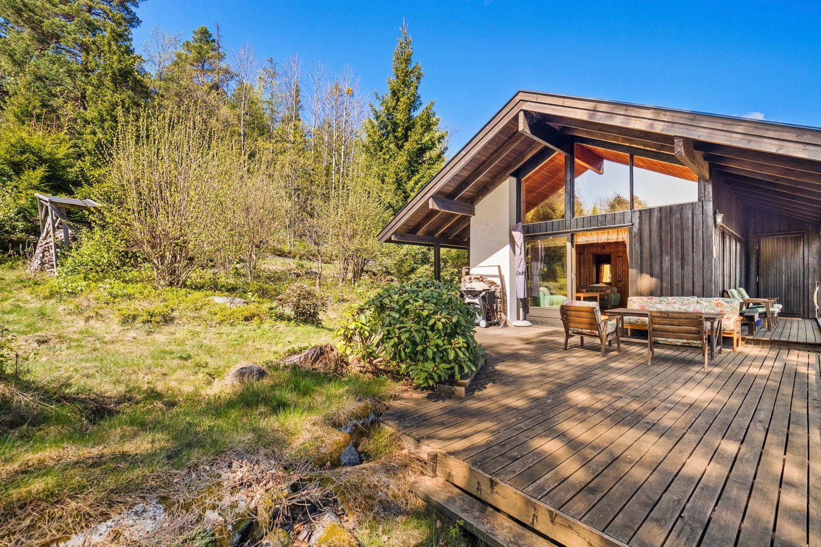Fra stuen er det utgang til stor terrasse på 45 kvm. Galleribilde
