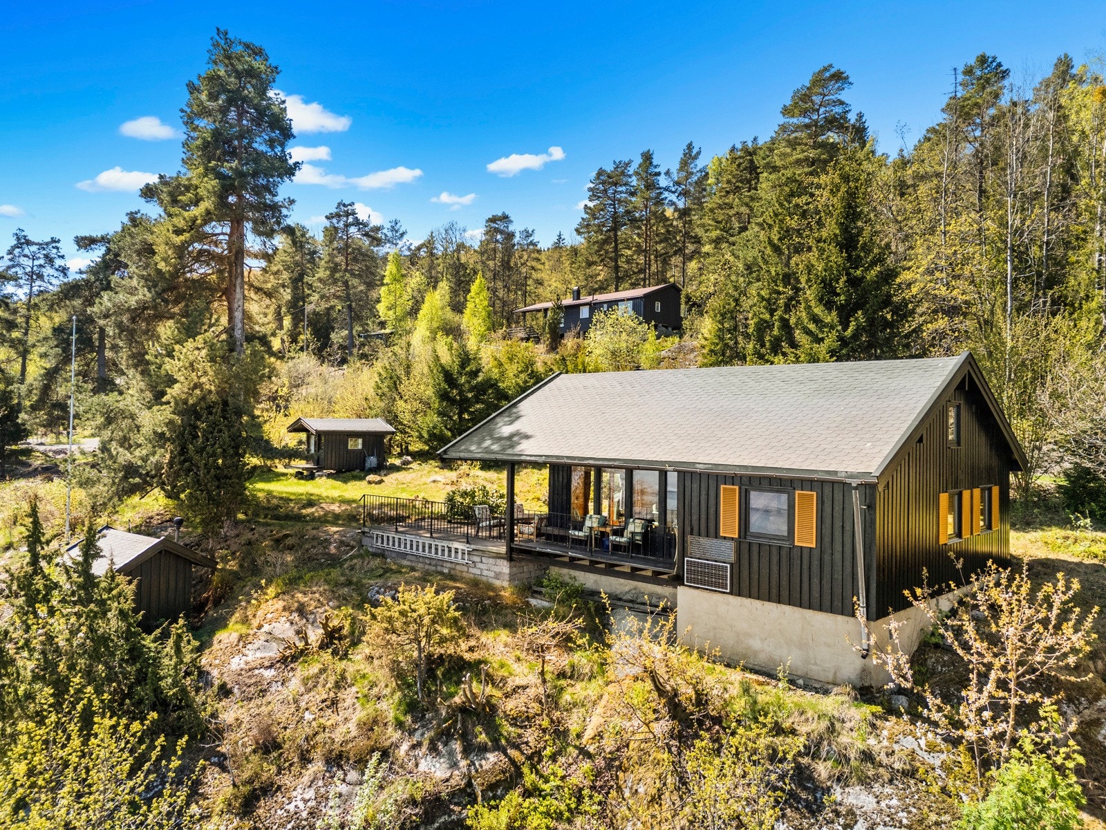 Eiendommen består i tillegg av et anneks med soveplasser, samt bod med toalettrom. Galleribilde