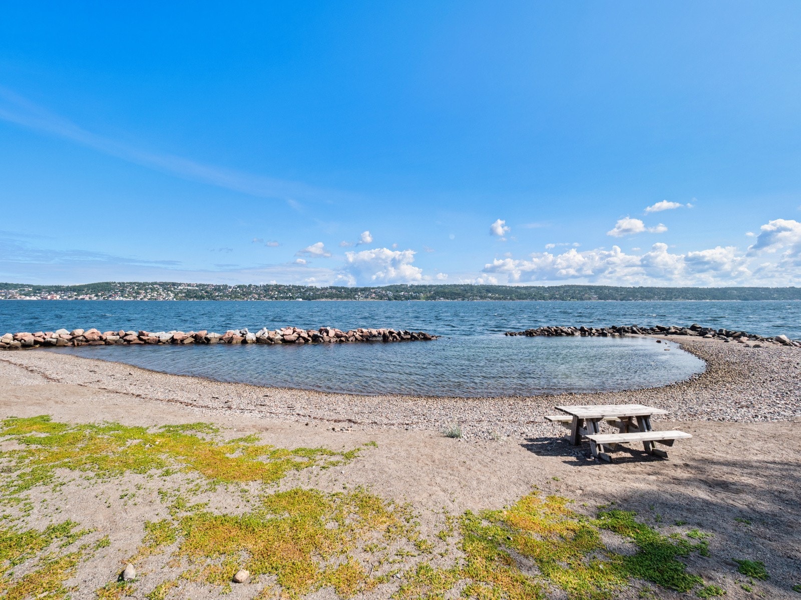 Freyborg friområde (det gamle ferjeleiet Storsand-Drøbak) ligger bare 1 km unna. Her er det sandvolleyballbane, lekeplass, strand og serveringssted. Galleribilde