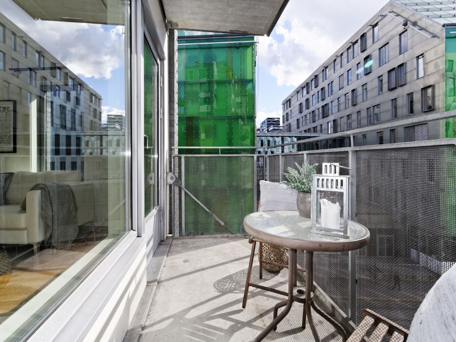 Balkongen er vestvestvendt med plass til kafésett/utemøbler. Galleribilde