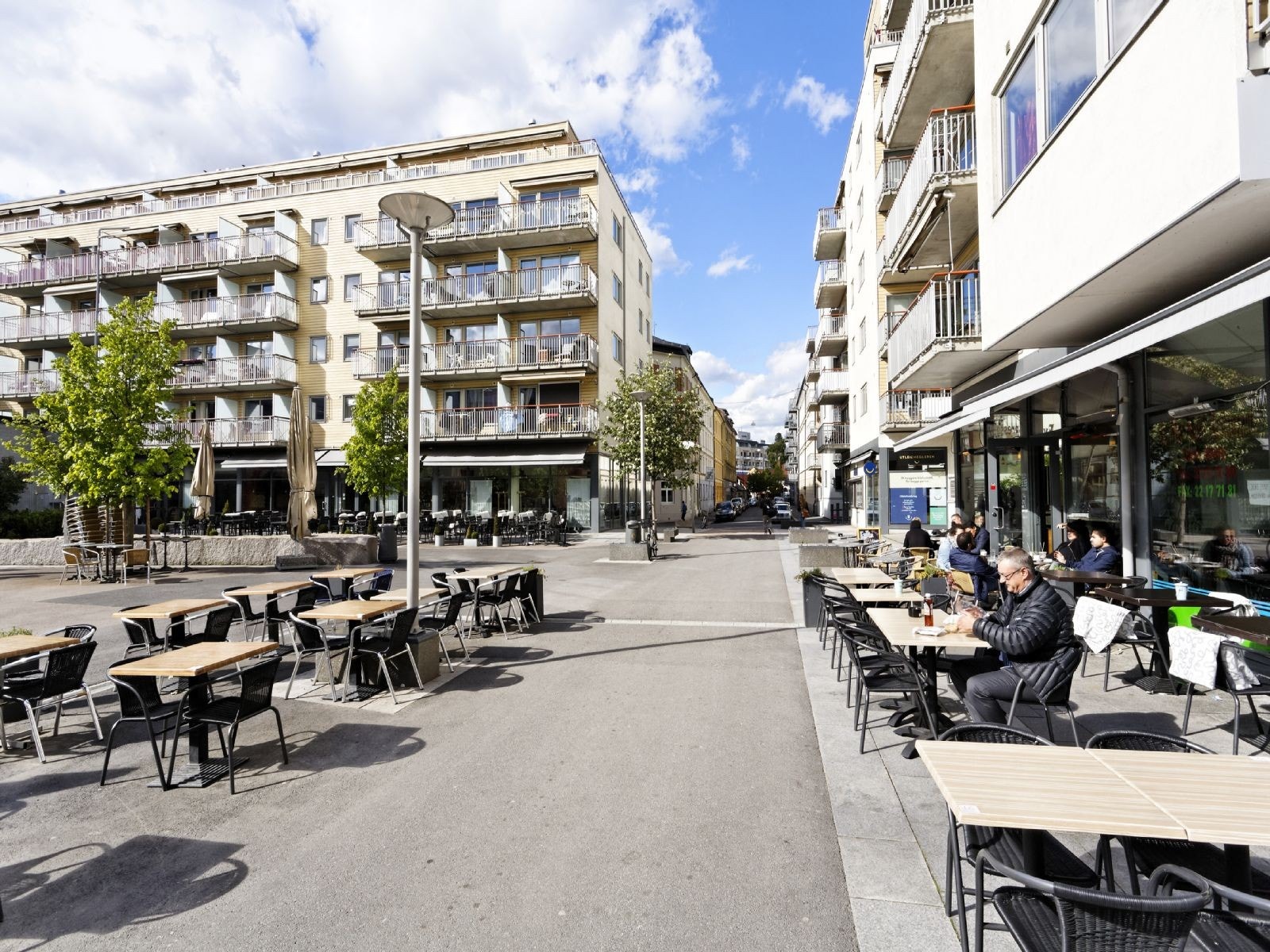 Teaterplassen rett utenfor døren med restauranter og caféer. Galleribilde