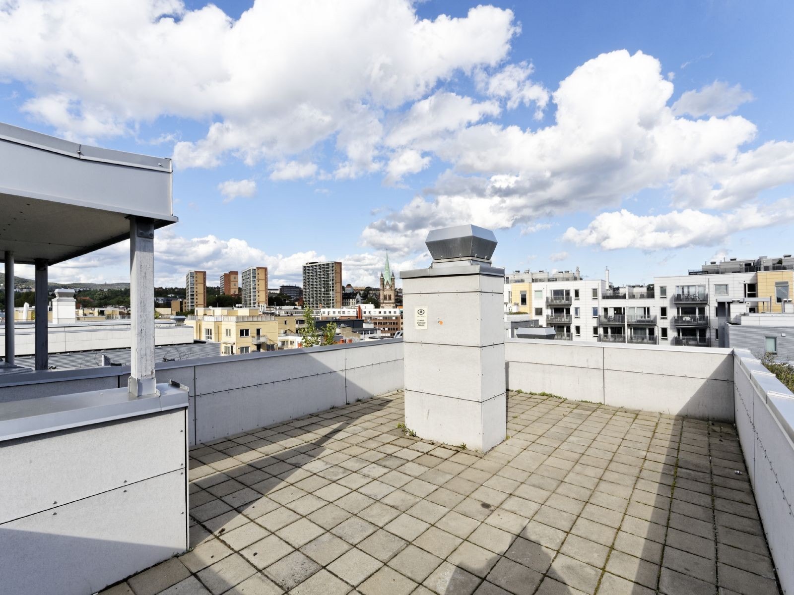 Stor felles takterrasse med sol hele dagen. Galleribilde