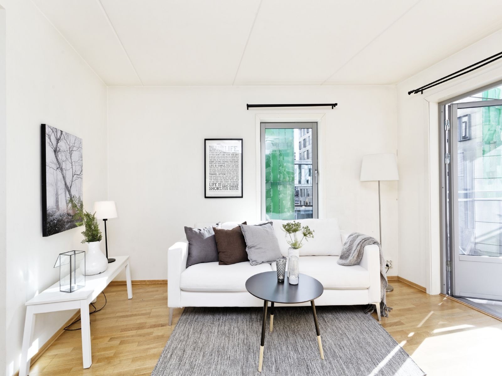Plass til sofa i stuen. Oppvarming og varmtvann er inkludert i husleie. Galleribilde