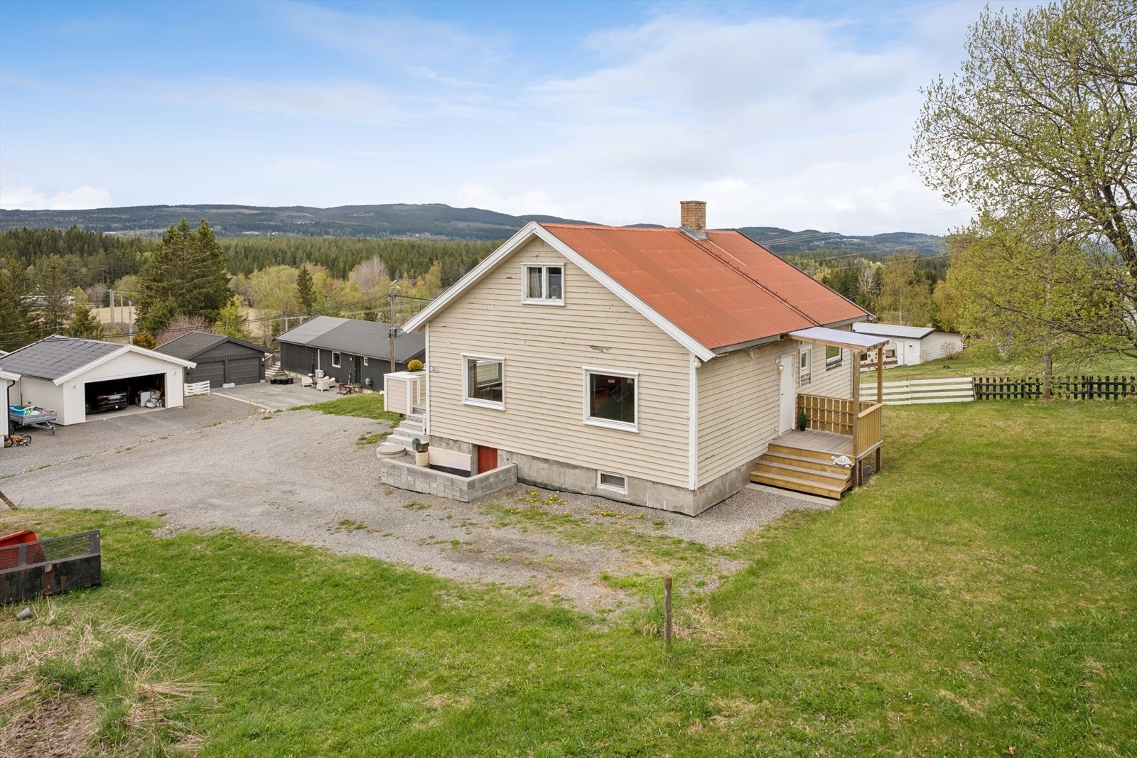 Eiendommen ligger i et stille og landlig område med åpent landskap som nærmeste nabo. Galleribilde