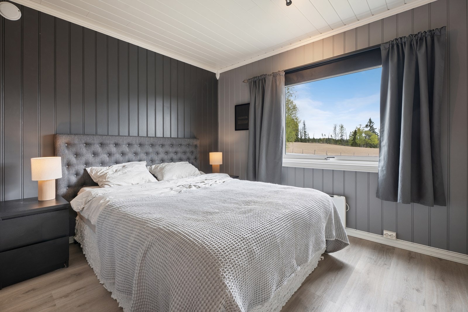 Ett av boligens tre soverom, praktisk plassert i første etasje. Galleribilde