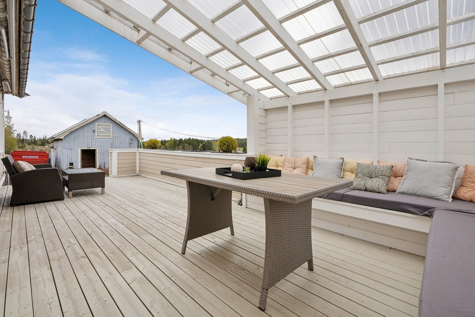 Fra stuen er det utgang til en stor, vestvendt terrasse med delvis overbygg. Galleribilde