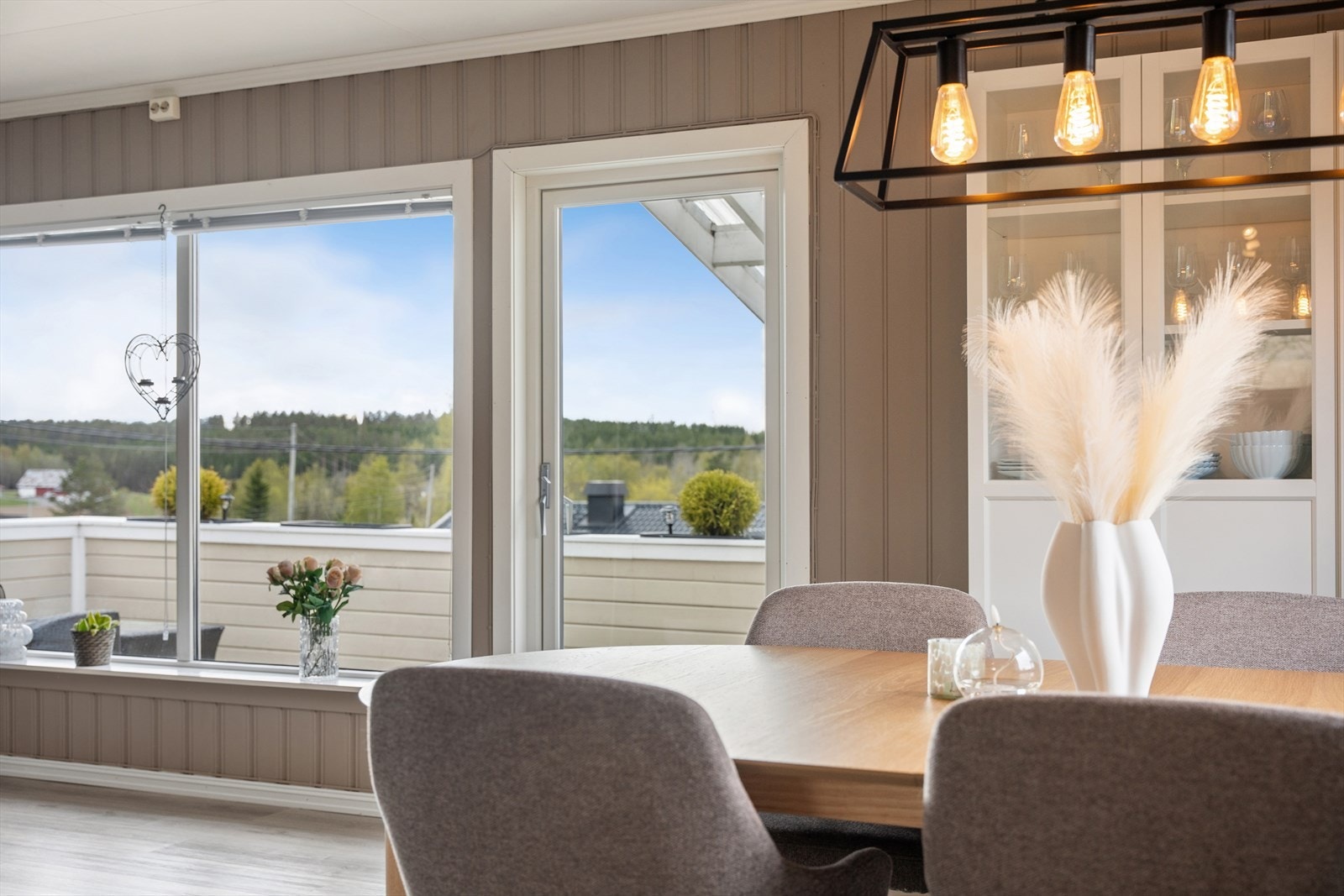 Fra spiseplassen har du utsikt over nærområdet og utgang til terrassen. Galleribilde