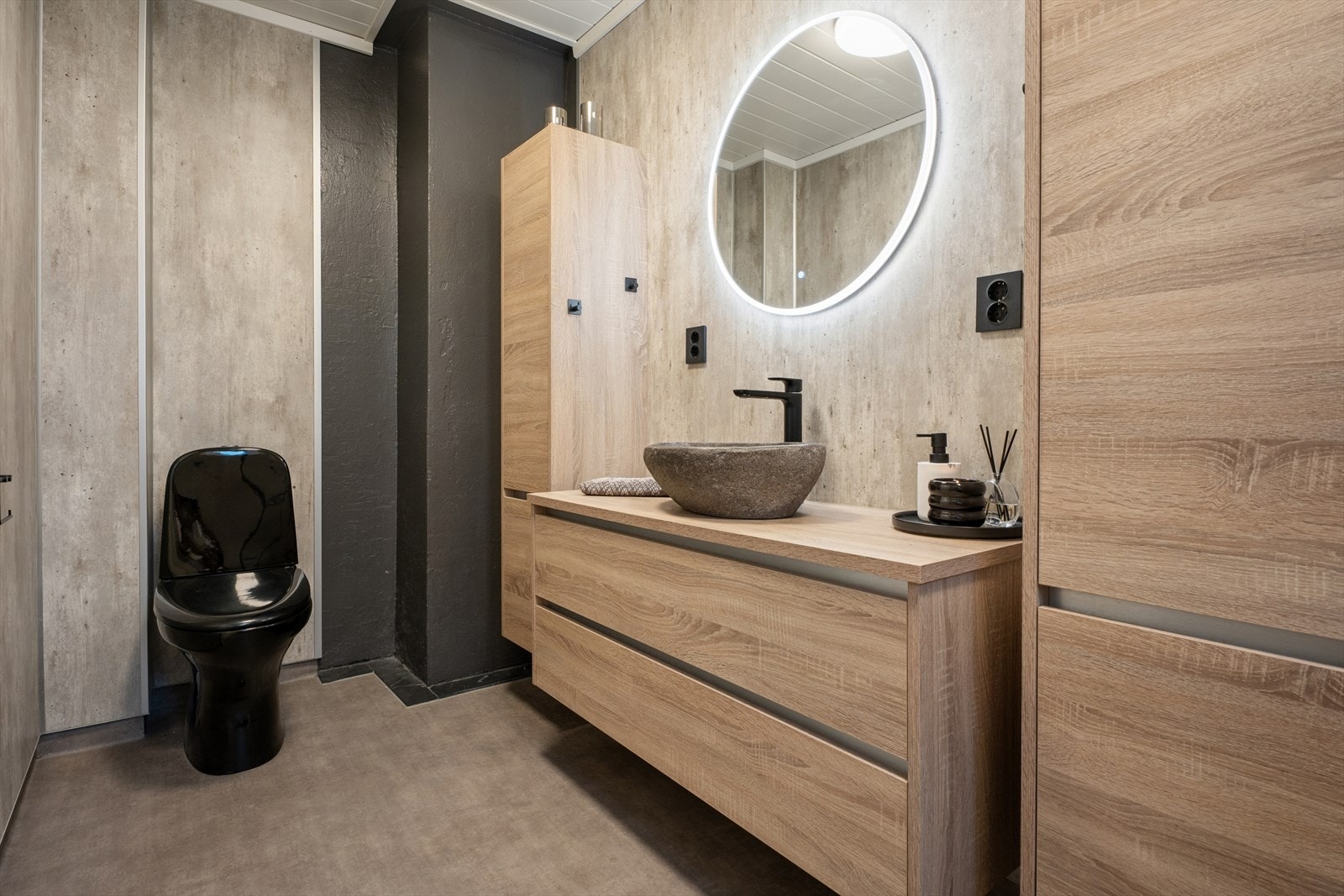 Badet i første etasje ble oppgradert i 2020 med ny innredning og overflater. Galleribilde