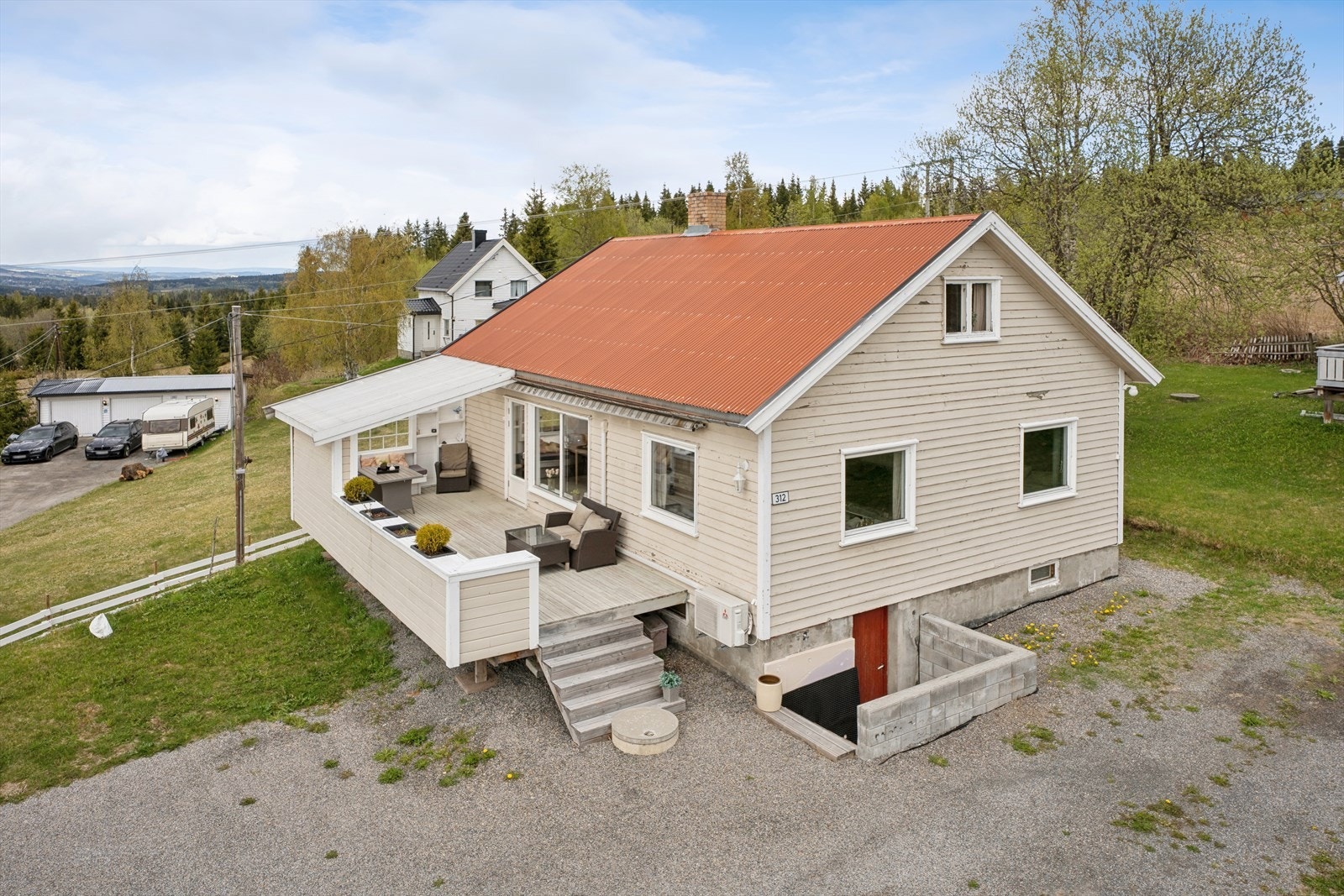 Velkommen til Heksumhøgda 312!
Enebolig over tre plan med en tomt som er opparbeidet med plen og beplantning. Galleribilde
