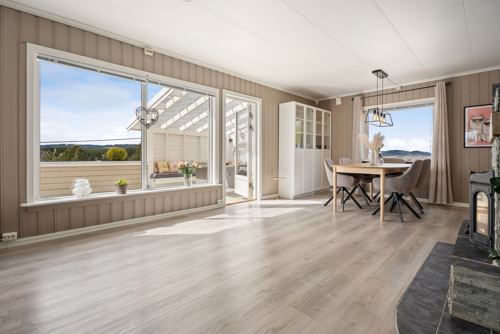 Store vinduer gir godt med lys og en fin forbindelse til uteområdet. Galleribilde