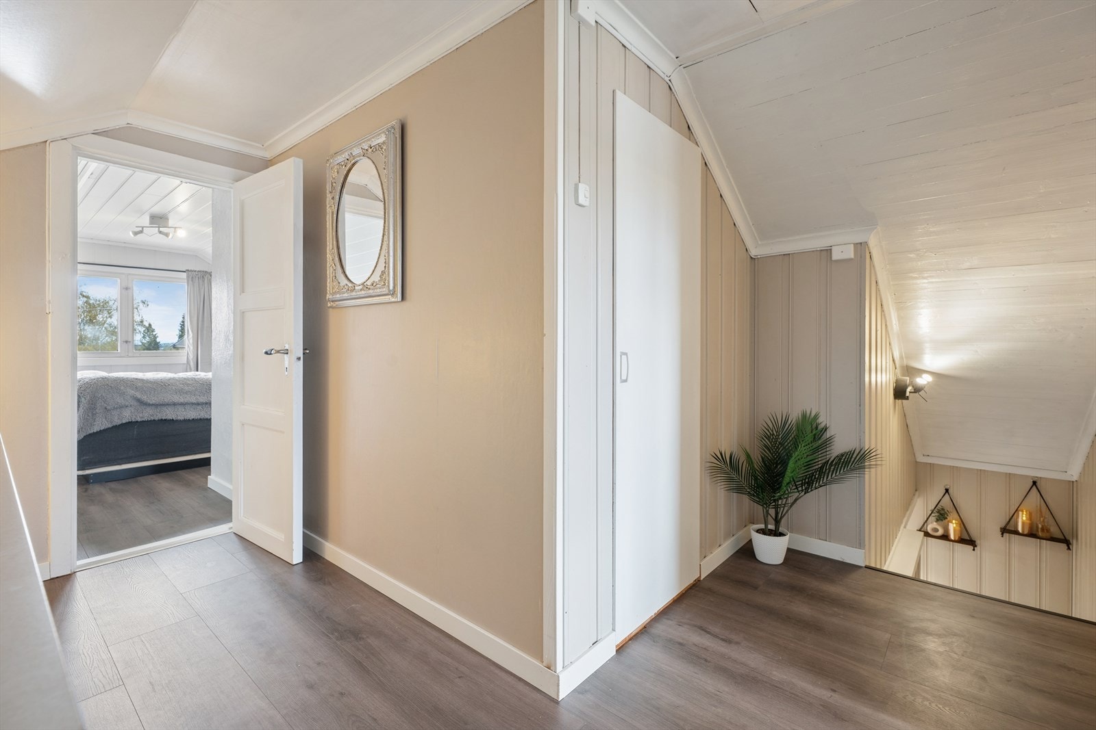 Gang i andre etasje med adkomst til etasjens rom og en praktisk bod. Galleribilde
