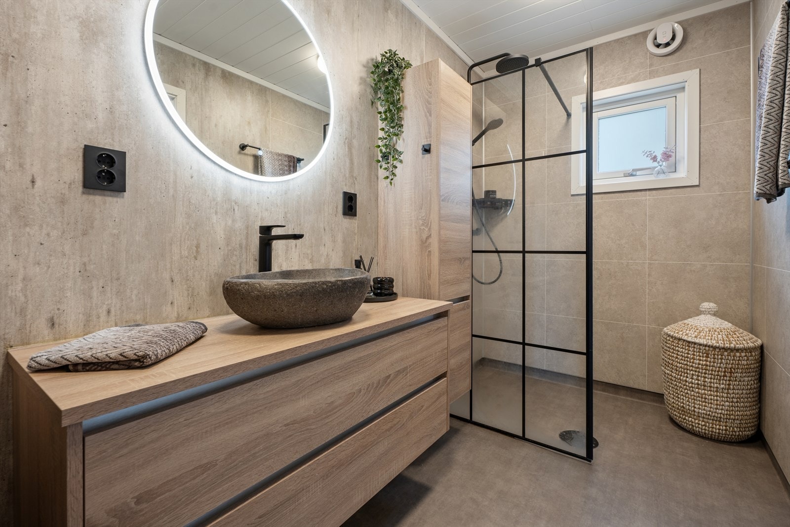 Badet har gulvvarme, baderomsplater på veggene og en praktisk dusjvegg. Galleribilde