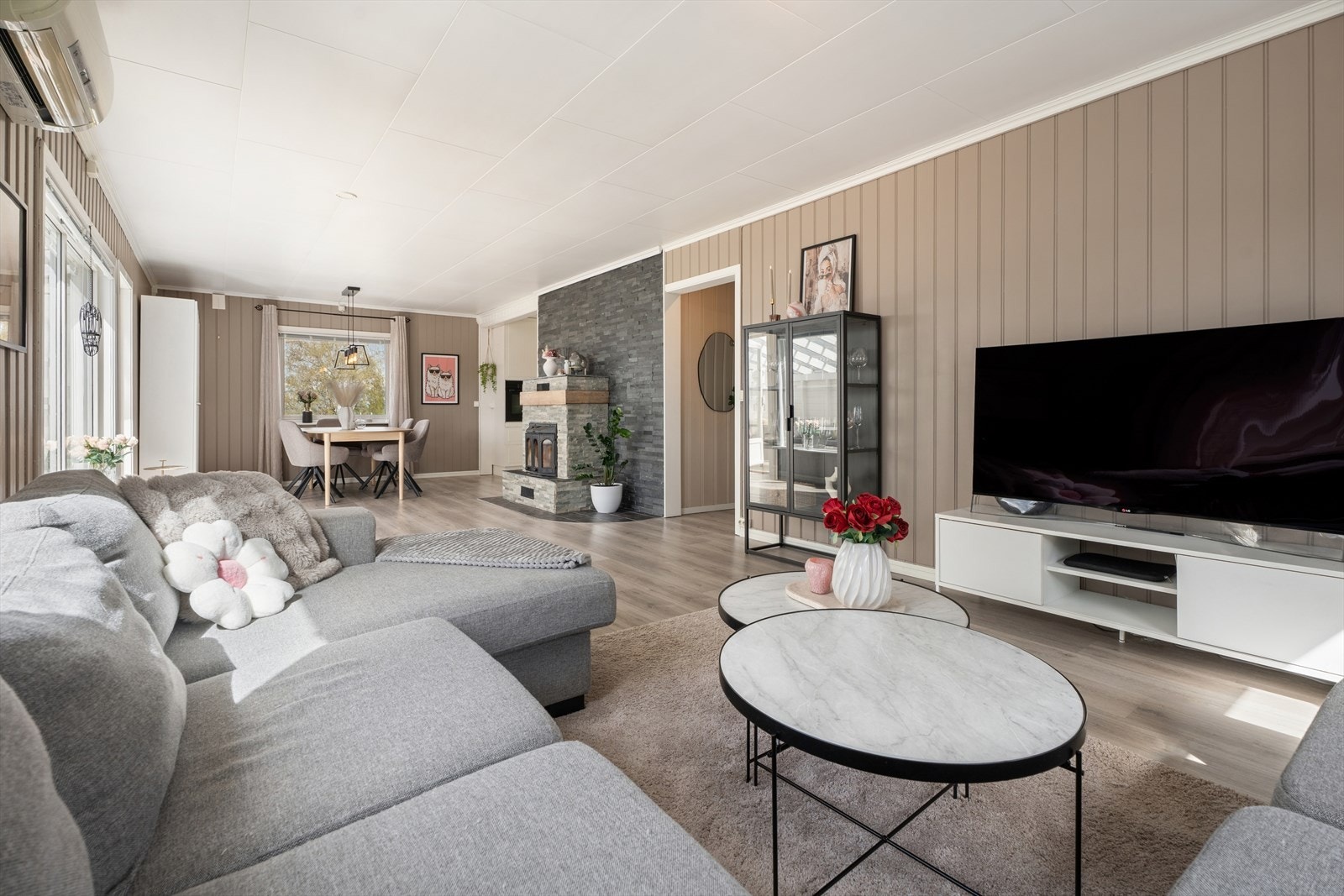 Stuen er lett å møblere og har god plass til en romslig sofagruppe. Galleribilde