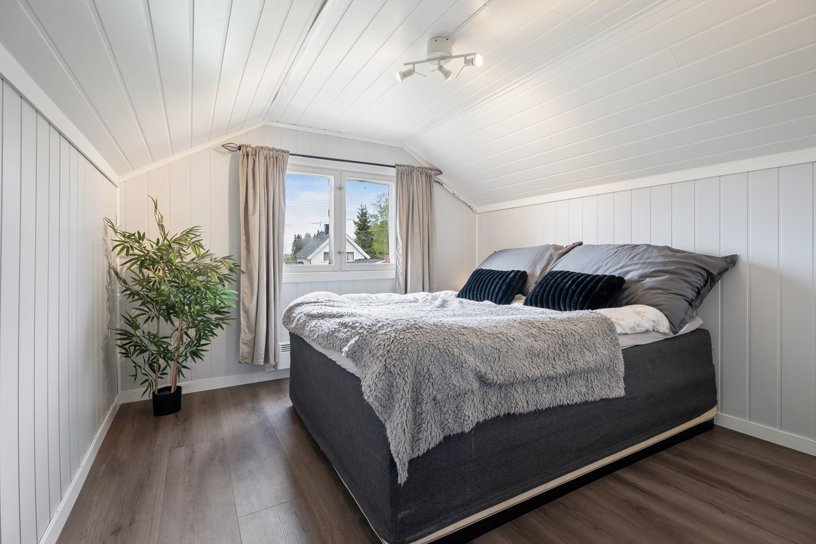 Soverom i andre etasje med panel på vegger og i himling. Galleribilde