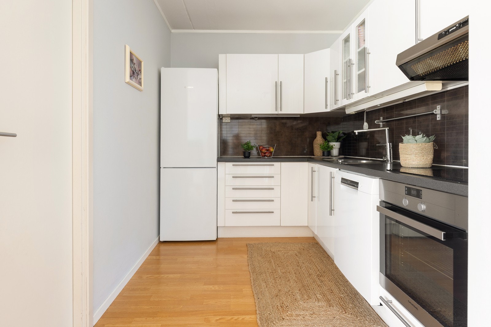 Kjøkkenet er utstyrt med integrert stekeovn og induksjonstopp, samt opplegg for oppvaskmaskin. Galleribilde