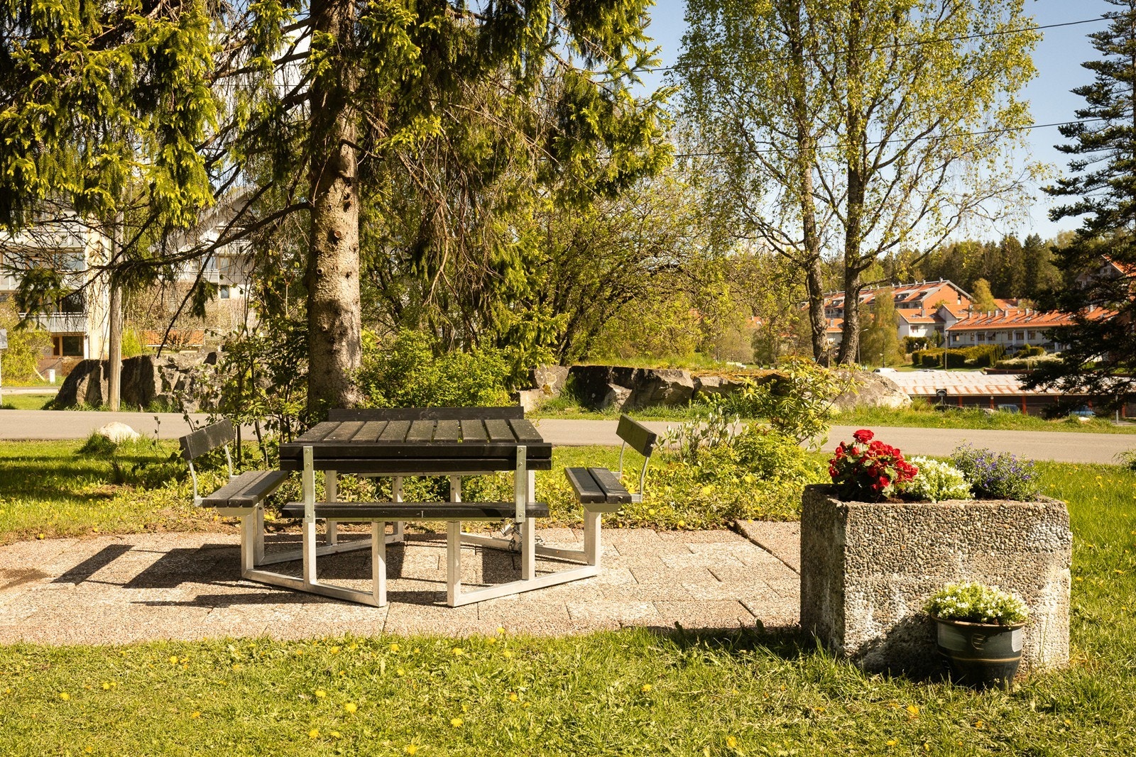 Felleseiendommen er opparbeidet med plenarealer og beplantning. Galleribilde