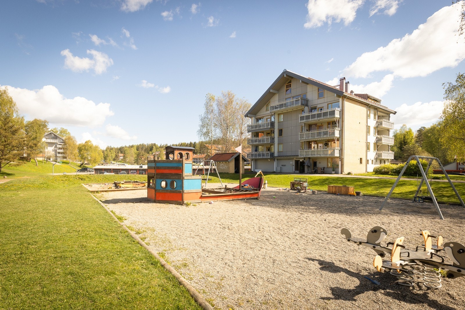Etablert boområde med lekeplasser og grøntområder i umiddelbar nærhet. Galleribilde
