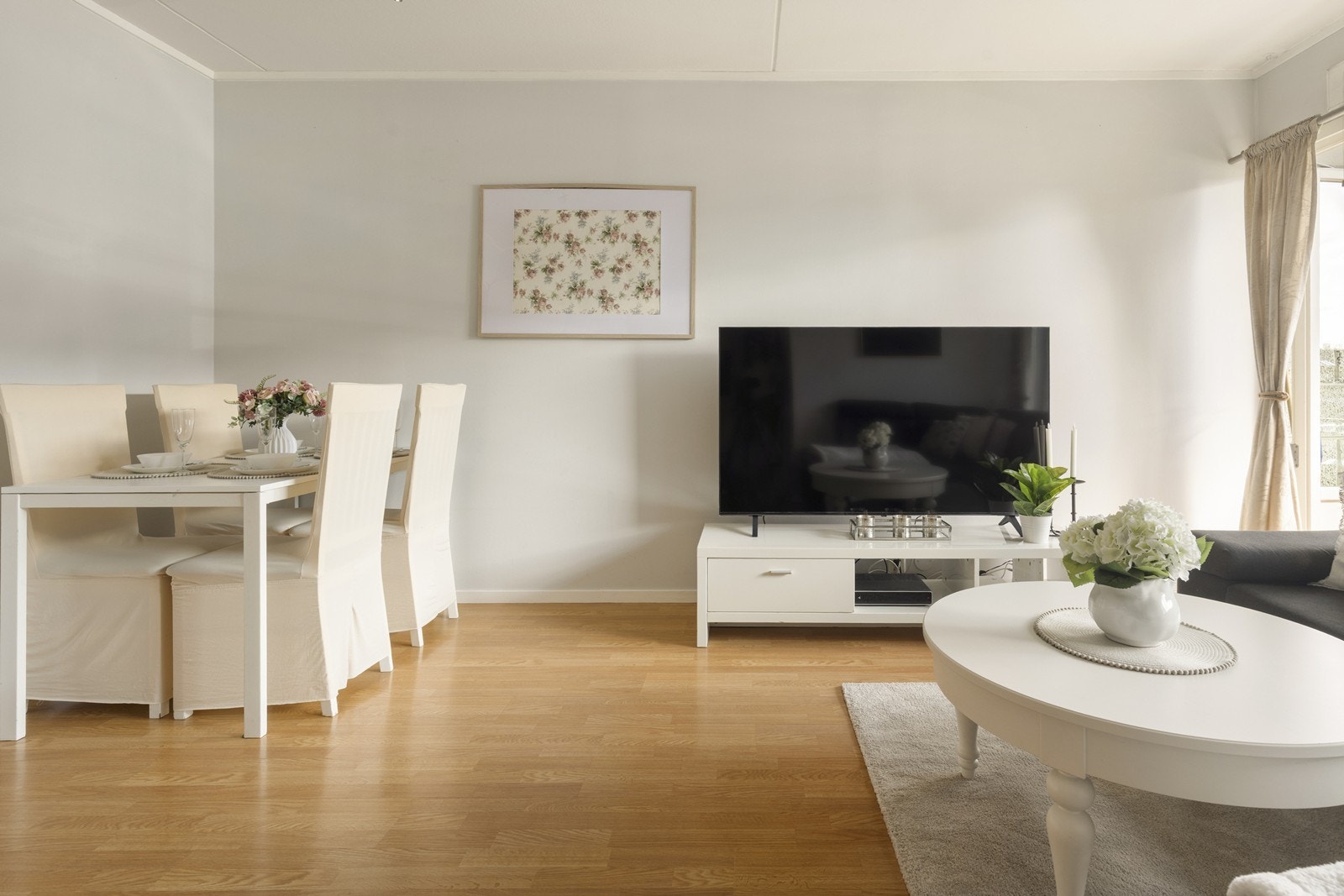 Stuen har god plass til både sofagruppe og spisebord. Galleribilde