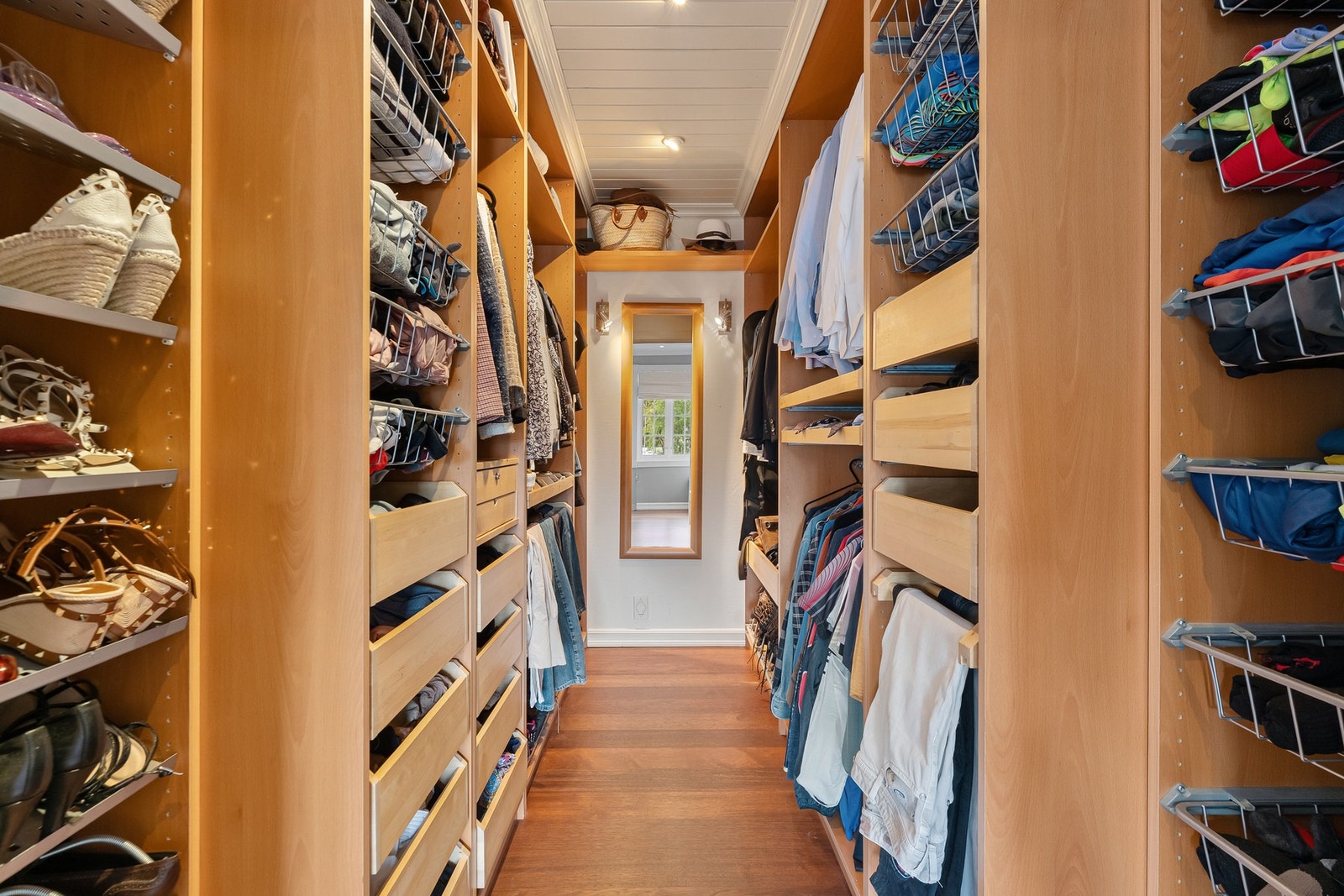 Walk-in-closet på hovedsoverommet. Galleribilde