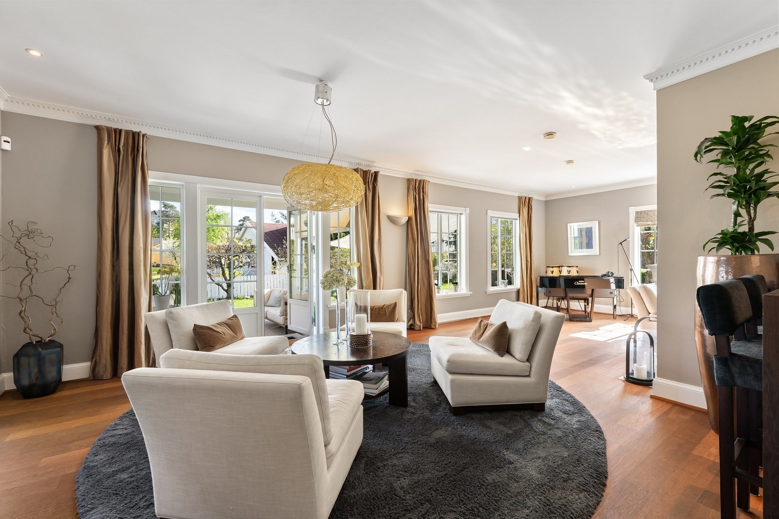 Store vindusflater gir godt med naturlig lys inn i boligen. Galleribilde