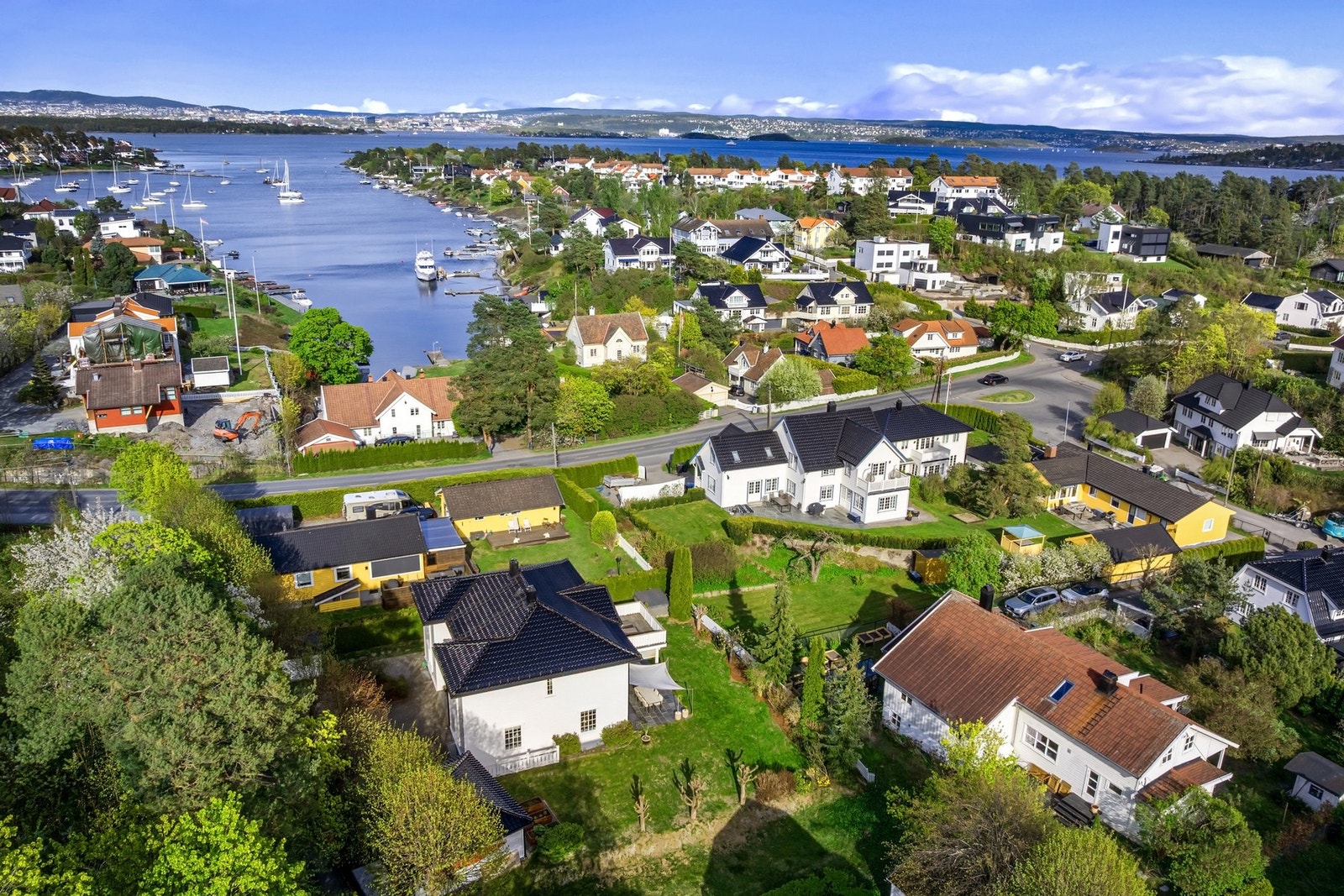 Familiebolig med hele 366 kvm BRA fordelt over tre etasjeplan. Galleribilde