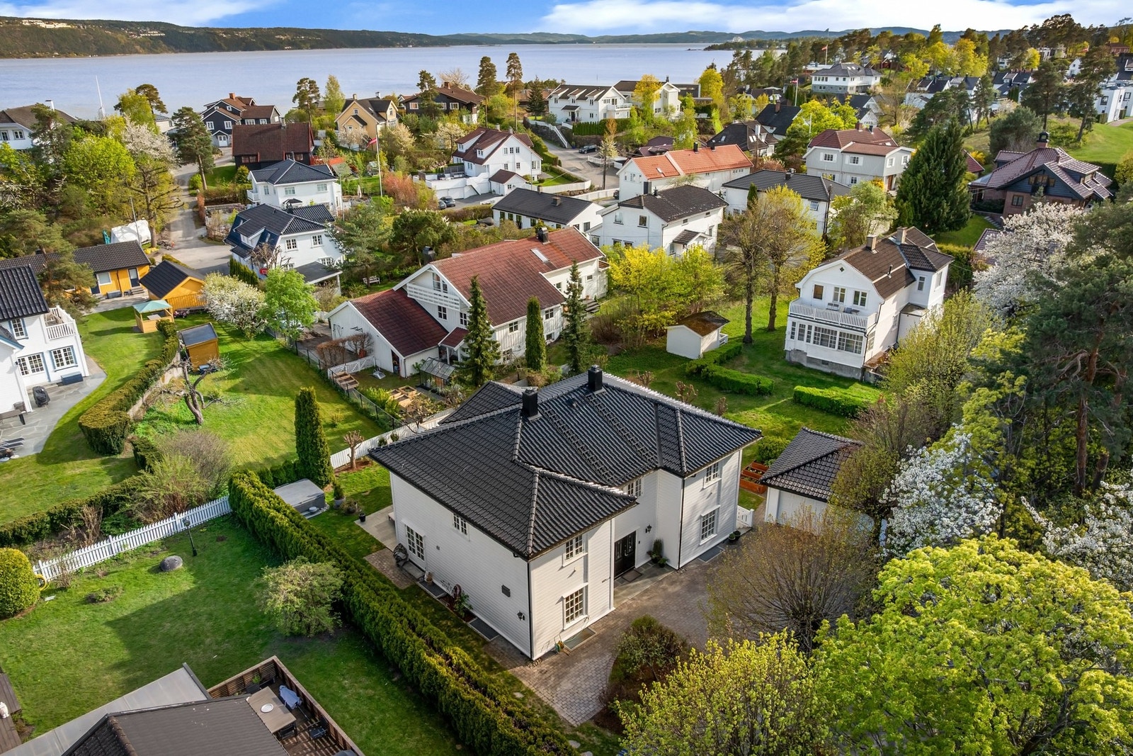 Huset er utvendig malt i 2022 Galleribilde