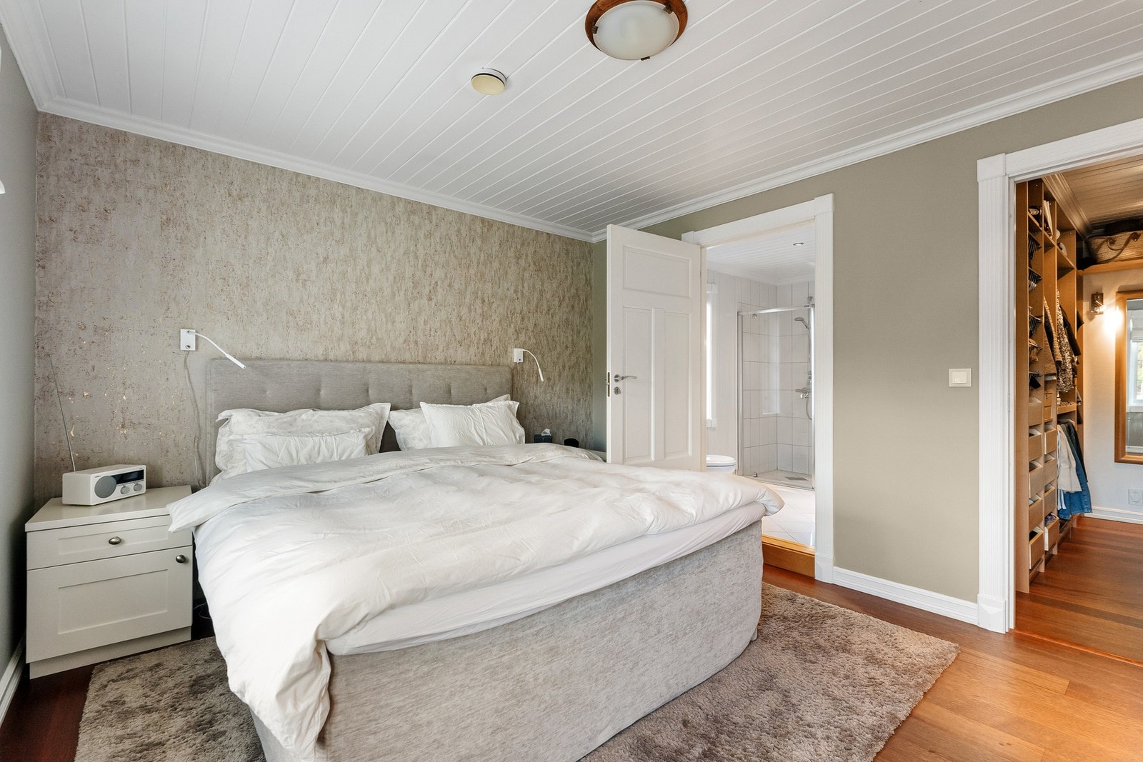Hovedsoverommet med walk-in-closet og eget bad. Galleribilde
