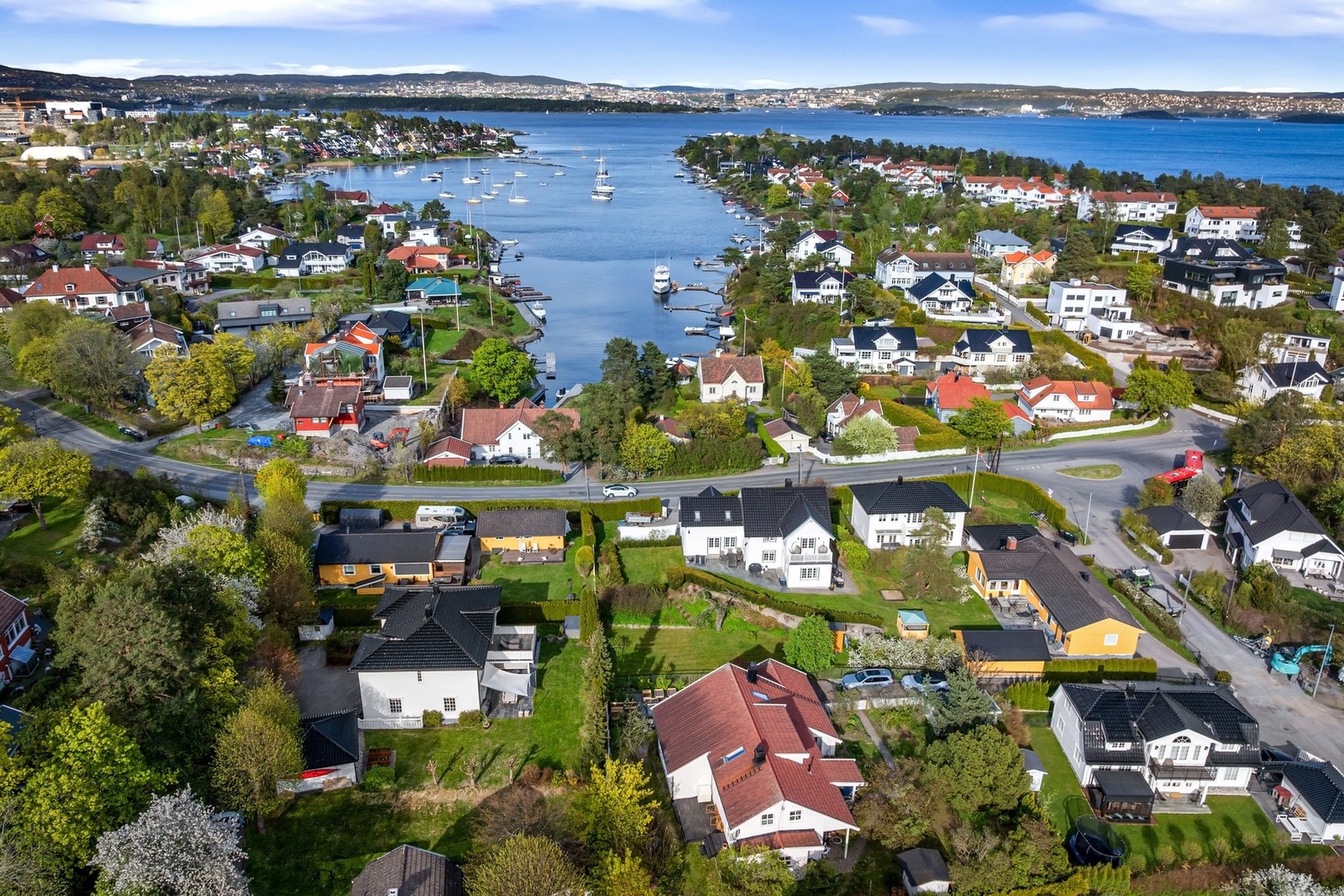 Attraktiv og familievennlig beliggenhet på Snarøya med nærhet til sjø, friområder og servicetilbud. Galleribilde